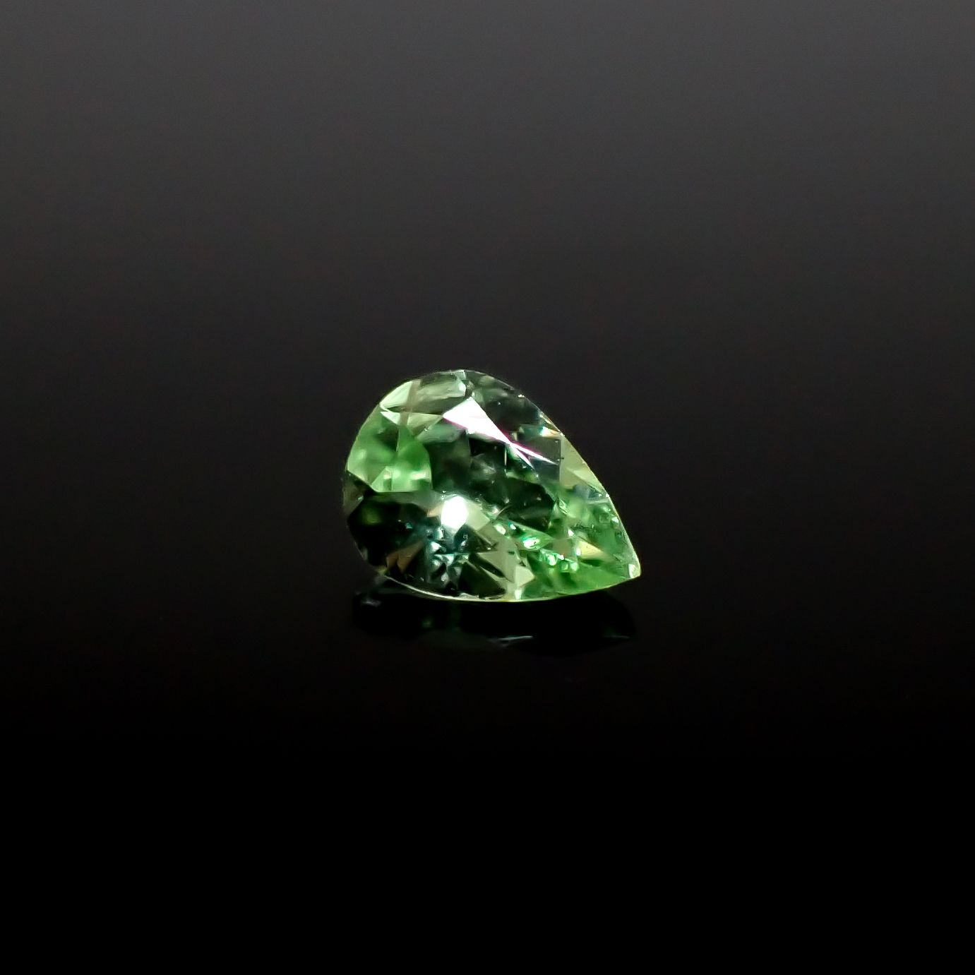 ミントガーネット(宝石名ガーネット)タンザニア産 0.27ct 識別済[241229615]5x3.6mm前後