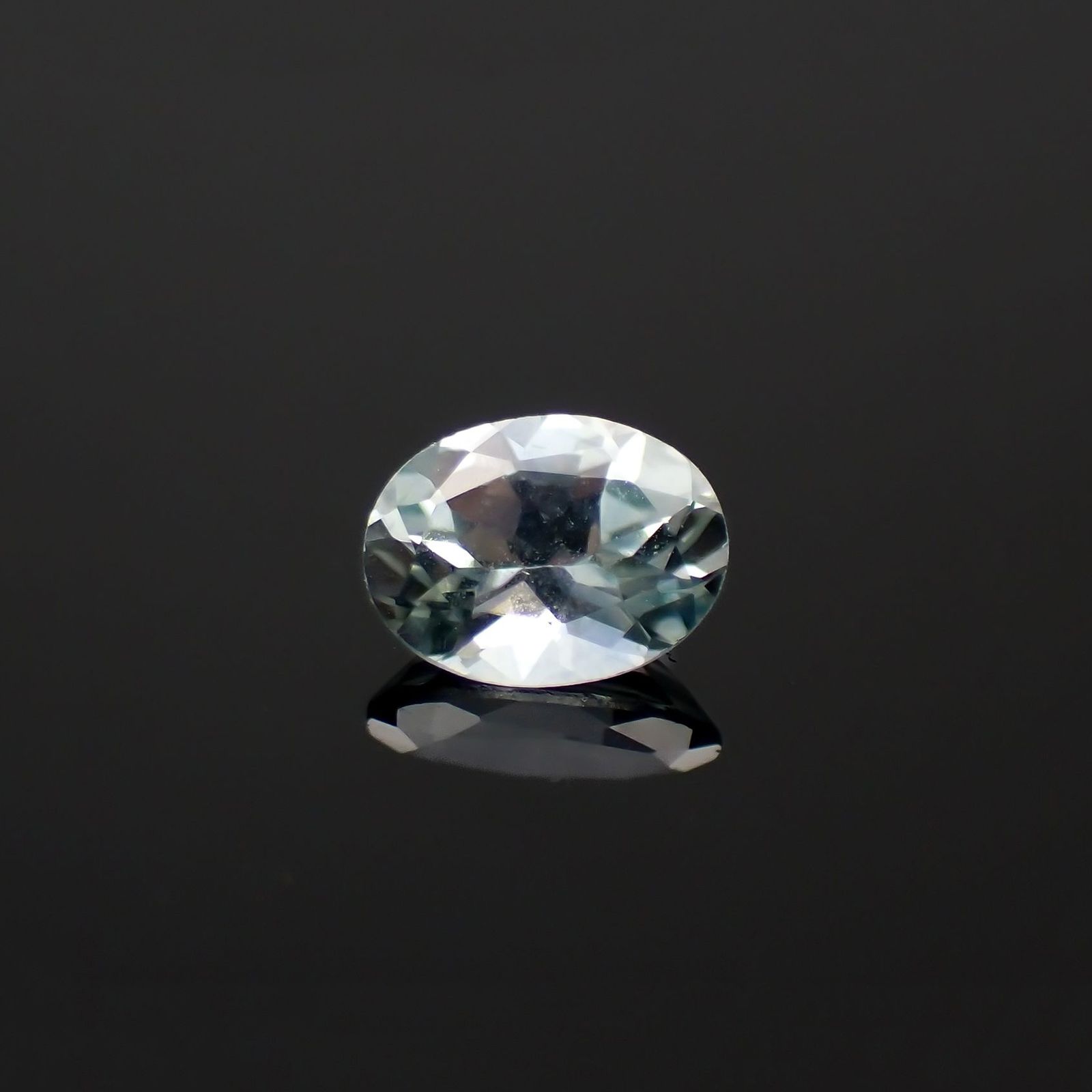 モンタナサファイア(宝石名サファイア)アメリカ・モンタナ州産 識別済 0.40ct / 5.2x3.9mm前後 [260422431]