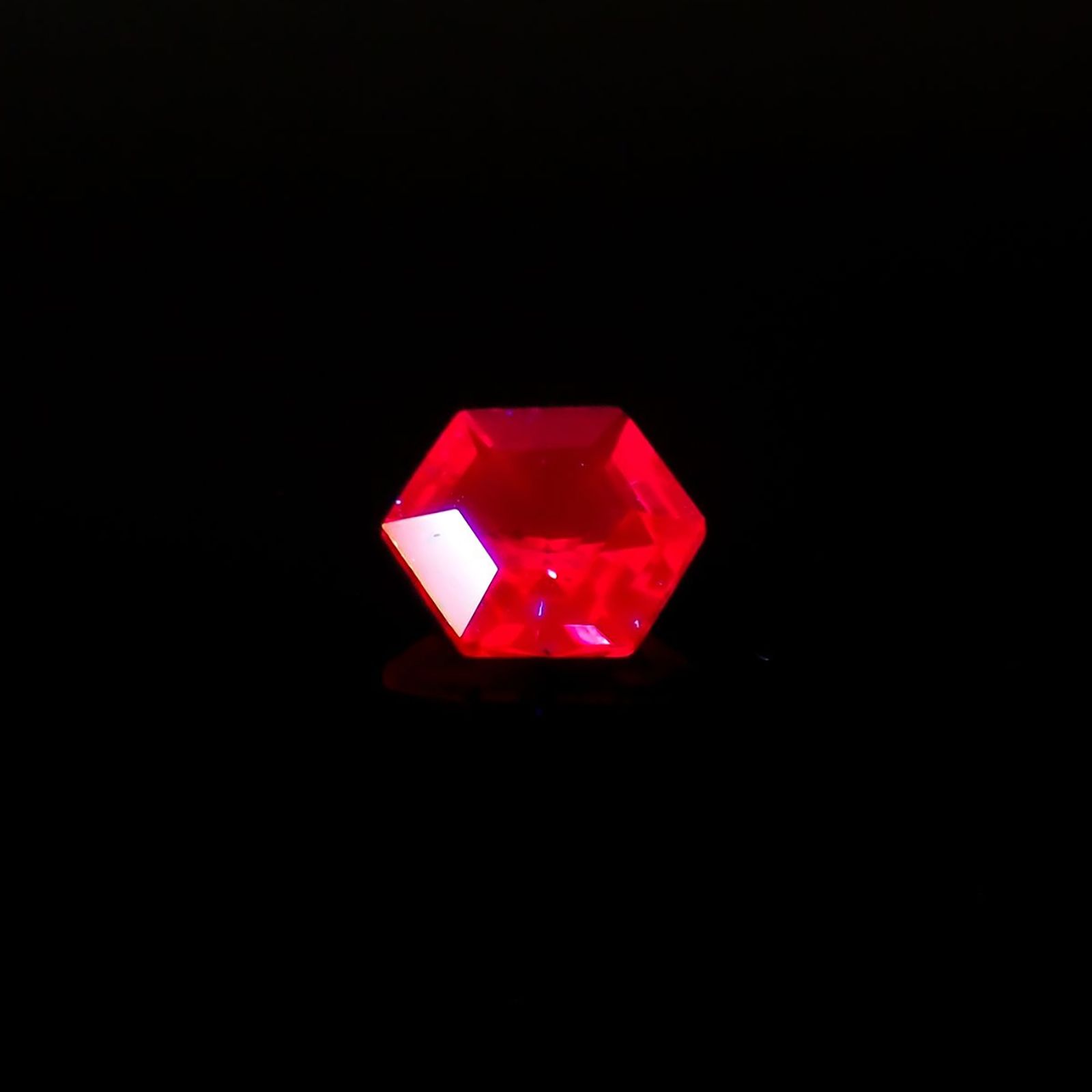◇ヘキサゴンカット◇ルビー 非加熱 モザンビーク産 0.20ct /  3.5x3.5mm前後[240427110]
