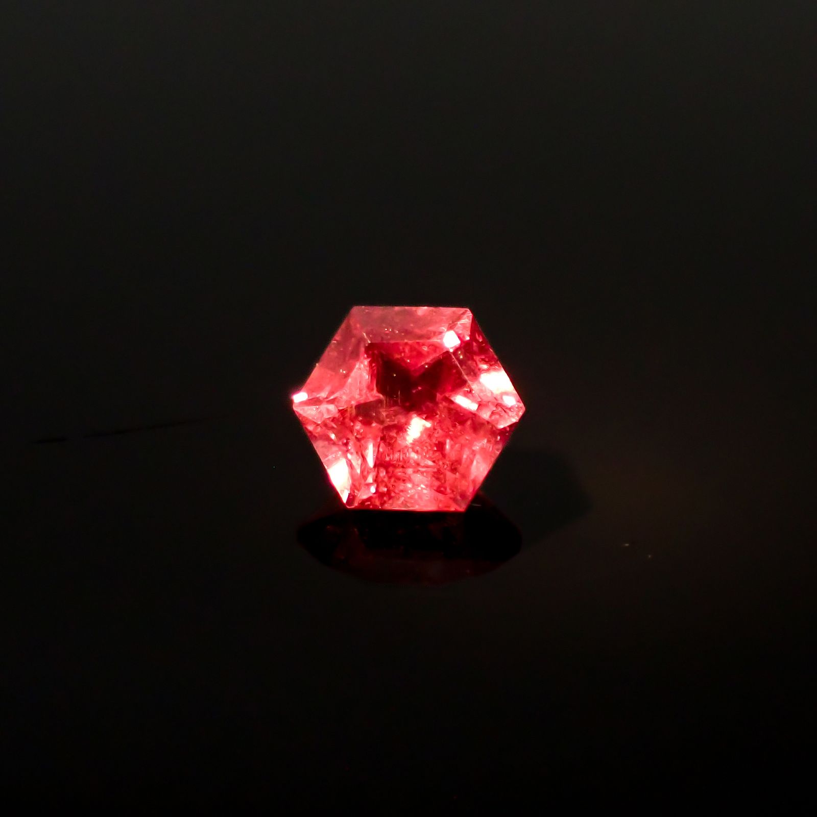 ◇ヘキサゴンカット◇カラーシフト マラヤガーネットSA(宝石名ガーネット) タンザニア産 0.76ct 識別済[210210091]5.1×5mm前後