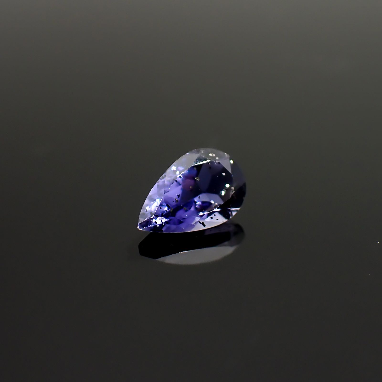 アイオライトサンストーン インド/ブラジル産 0.71ct / 8x5.1mm前後 [260932629]