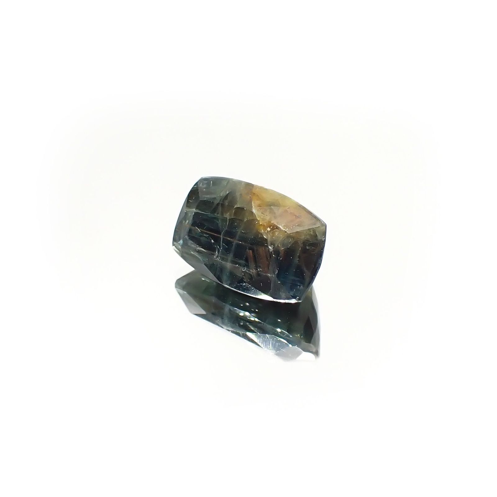 ゴールドシーンサファイア非加熱 ケニア産 9.97ct / 14.2x9.1mm前後 [230321339]