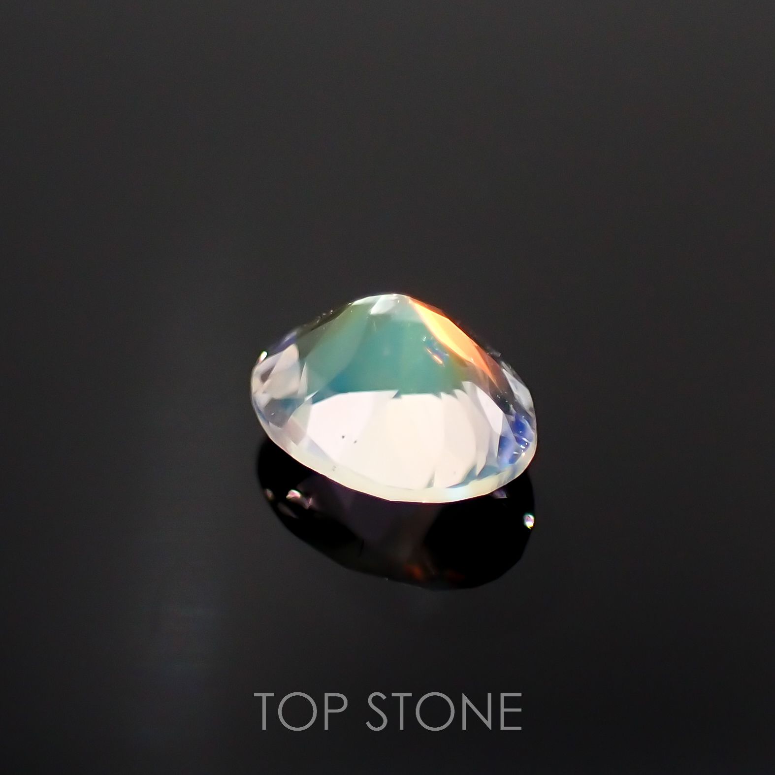 レインボームーンストーン(宝石名ラブラドライト)マダガスカル産 0.39ct 識別済[221119179]4.5x5.5mm前後