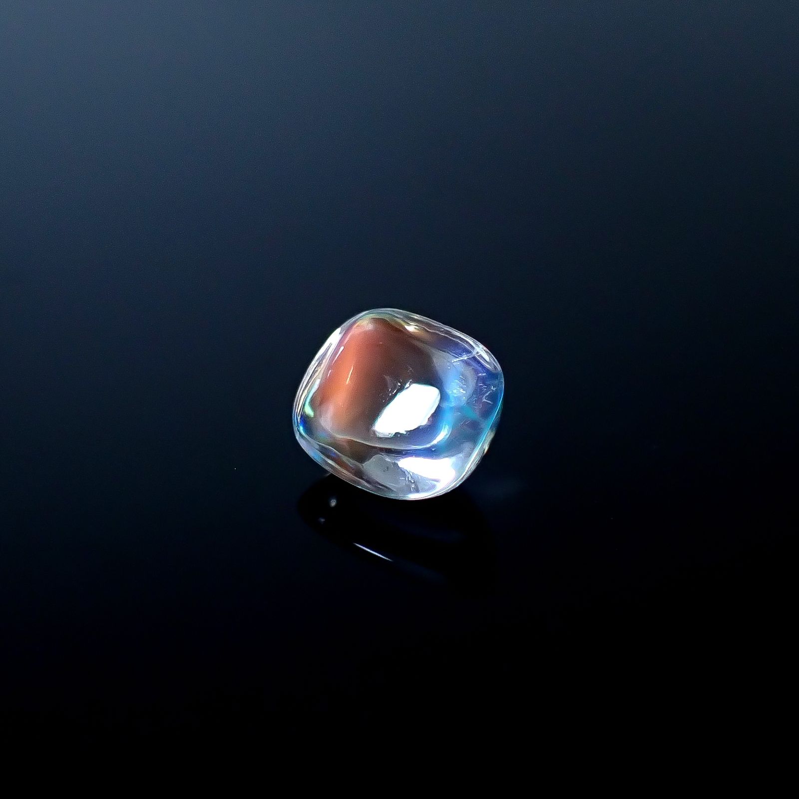 ◇バフトップカット◇レインボームーンストーン(宝石名ラブラドライト)マダガスカル産 識別済 0.96ct / 6.5x5.5mm前後 [250931036]