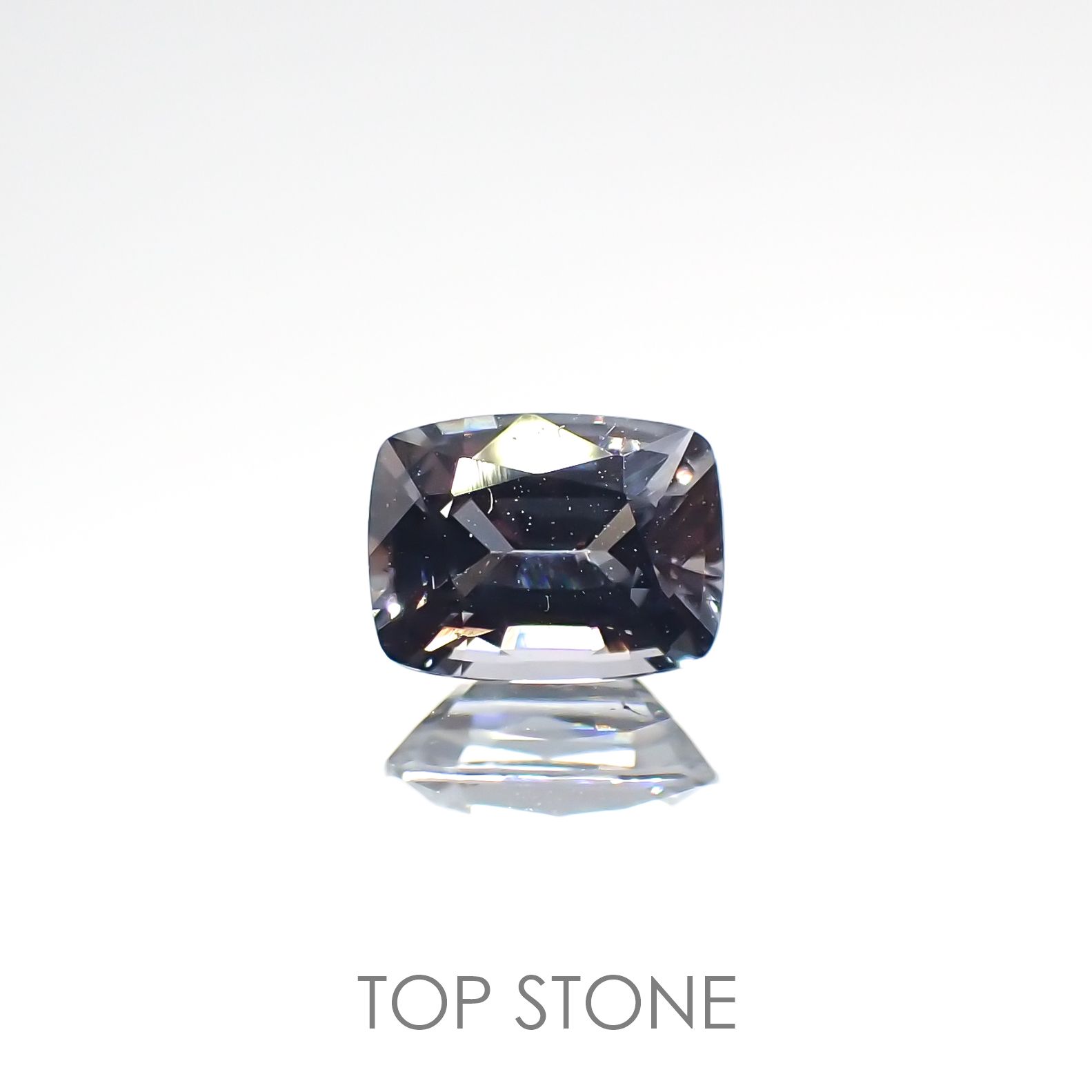 プラチナスピネル(宝石名スピネル) ビルマ産 0.638ct ソ付(彩珠)[210812841]5.7×4.3mm前後