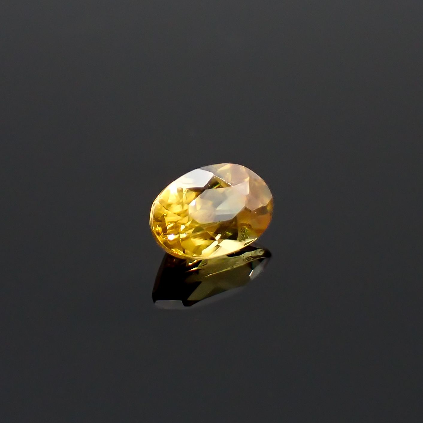 ゴールデンスフェーン(宝石名スフェーン)マダガスカル産 識別済 0.55ct / 6x3.8mm前後 [260632355]