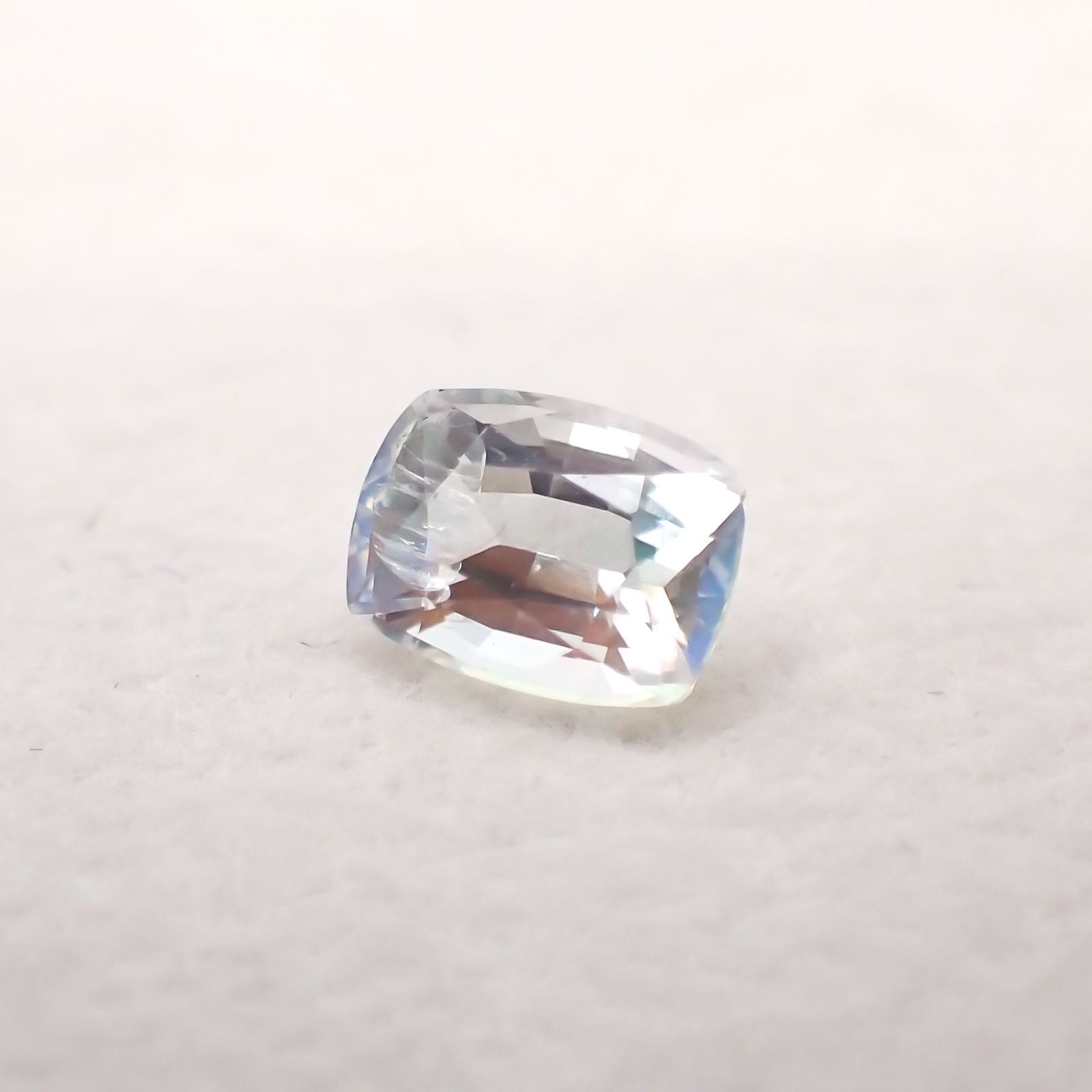 レインボームーンストーン(宝石名ラブラドライト) マダガスカル産 ソ付(彩珠) 1.031ct / 7.1x5.2mm前後 [251210407]