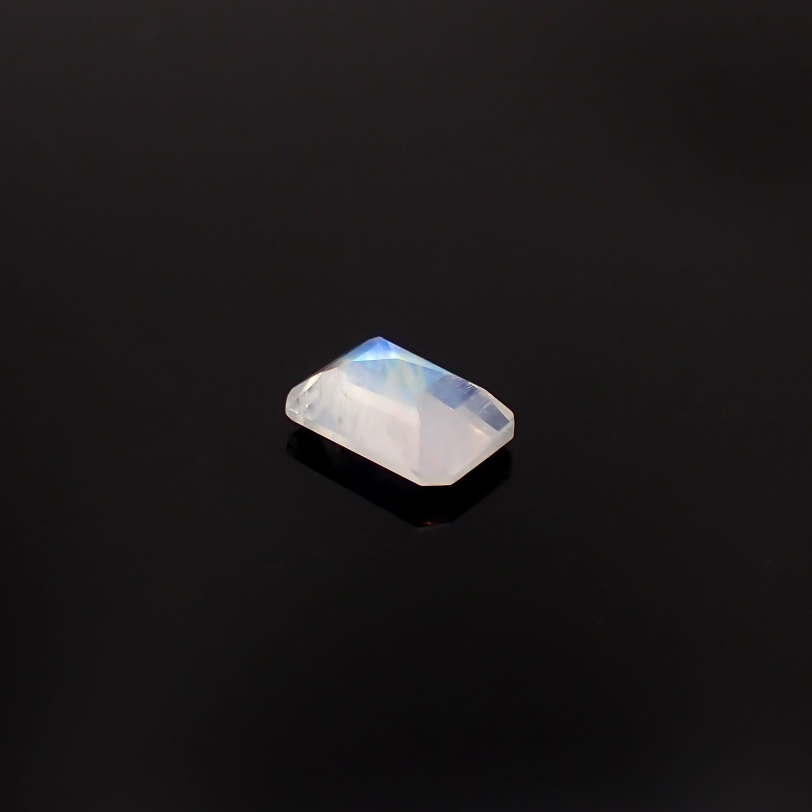 レインボームーンストーン インド・ビハール産 2.59ct / 10.5x7mm前後 [260431968]