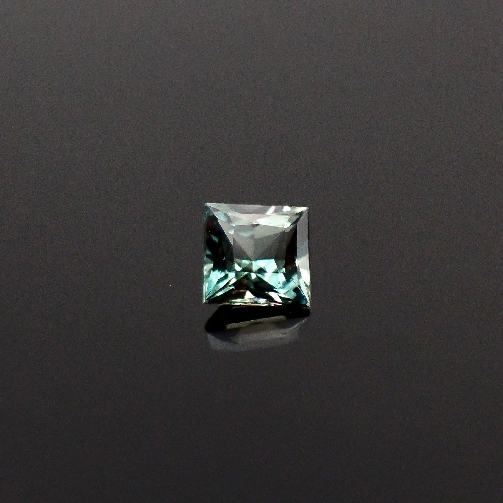 ◇プリンセスカット◇アレキサンドライト ブラジル産 EmeraldMains社製 0.089ct / 2.4x2.4mm前後 [260131568]