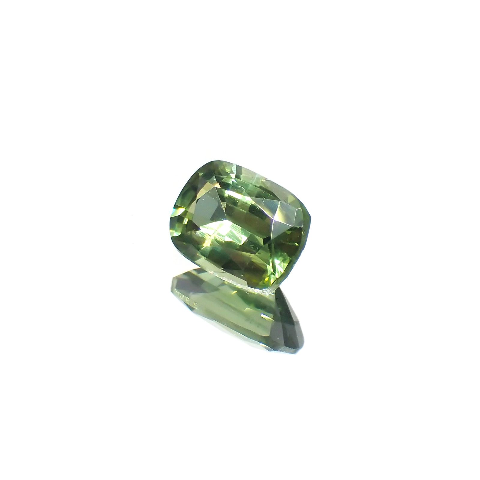 グリーンジルコン(宝石名ジルコン)スリランカ/カンボジア産 0.99ct 識別済[220114895]6.8x4.9mm前後
