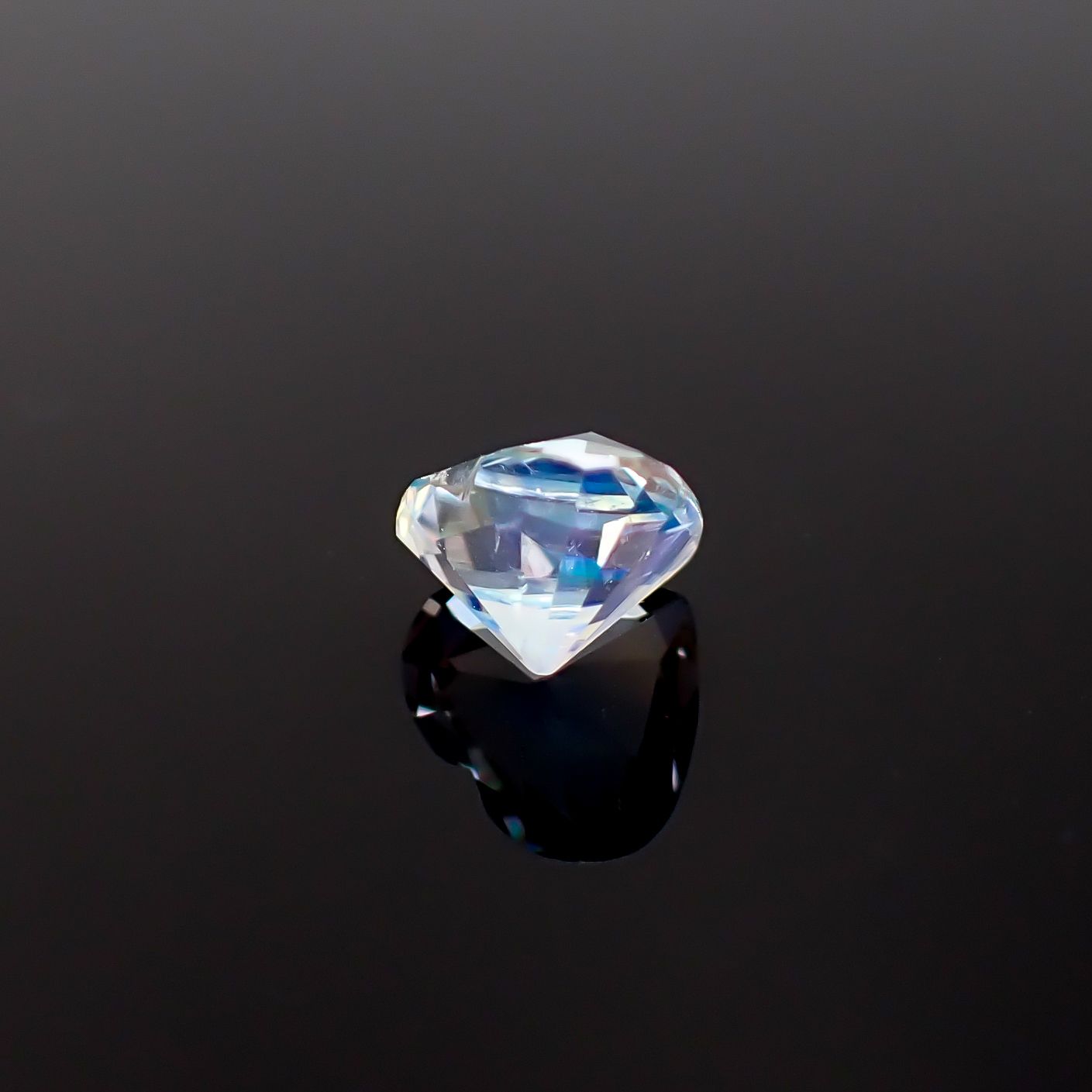 レインボームーンストーン マダガスカル産 0.76ct / 5.9x6.7mm前後 [260632375]