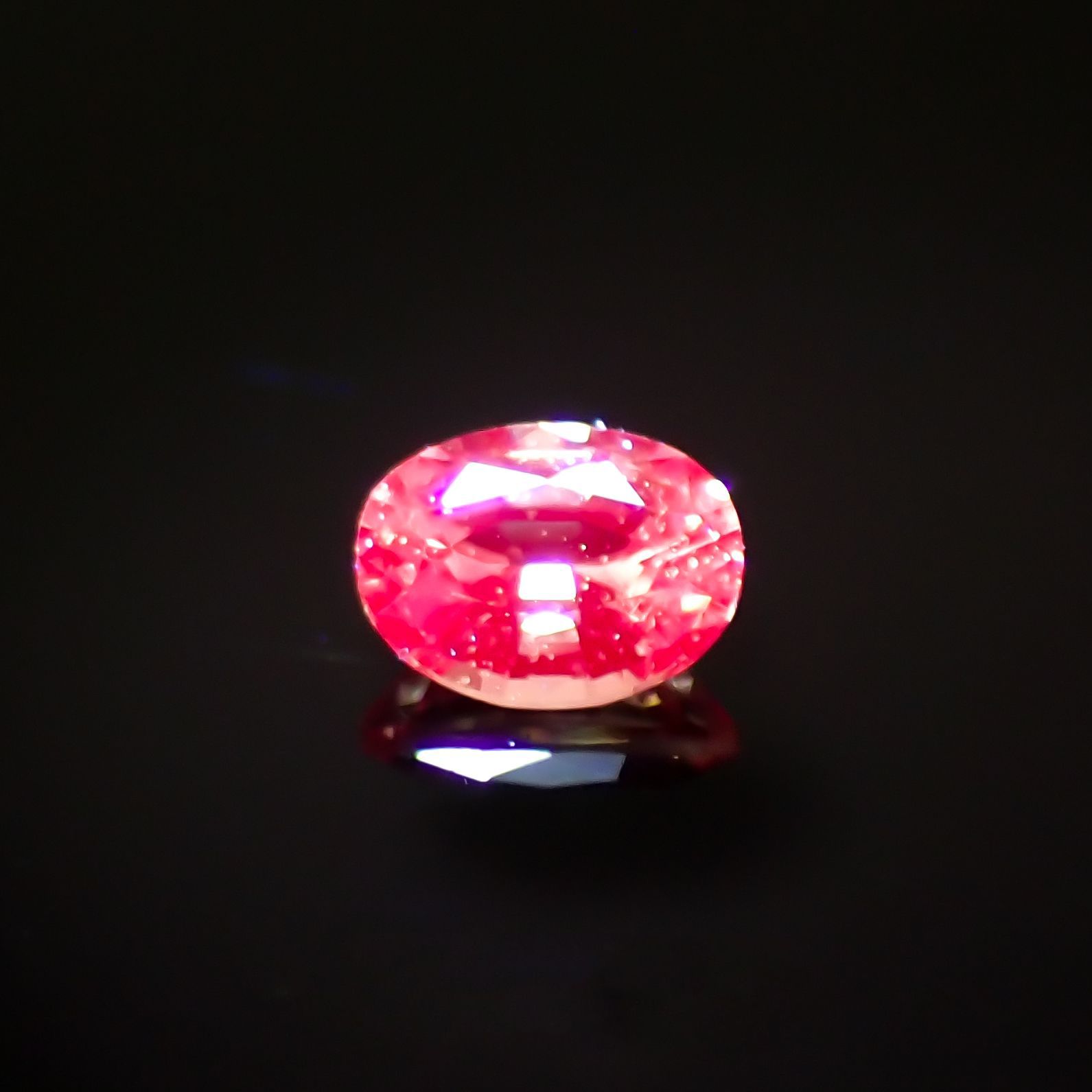 パパラチャサファイア(宝石名サファイア/別名パパラチャ・サファイア)スリランカ産 0.073ct ソ付(日独)[221219643]2.85x2.1mm前後