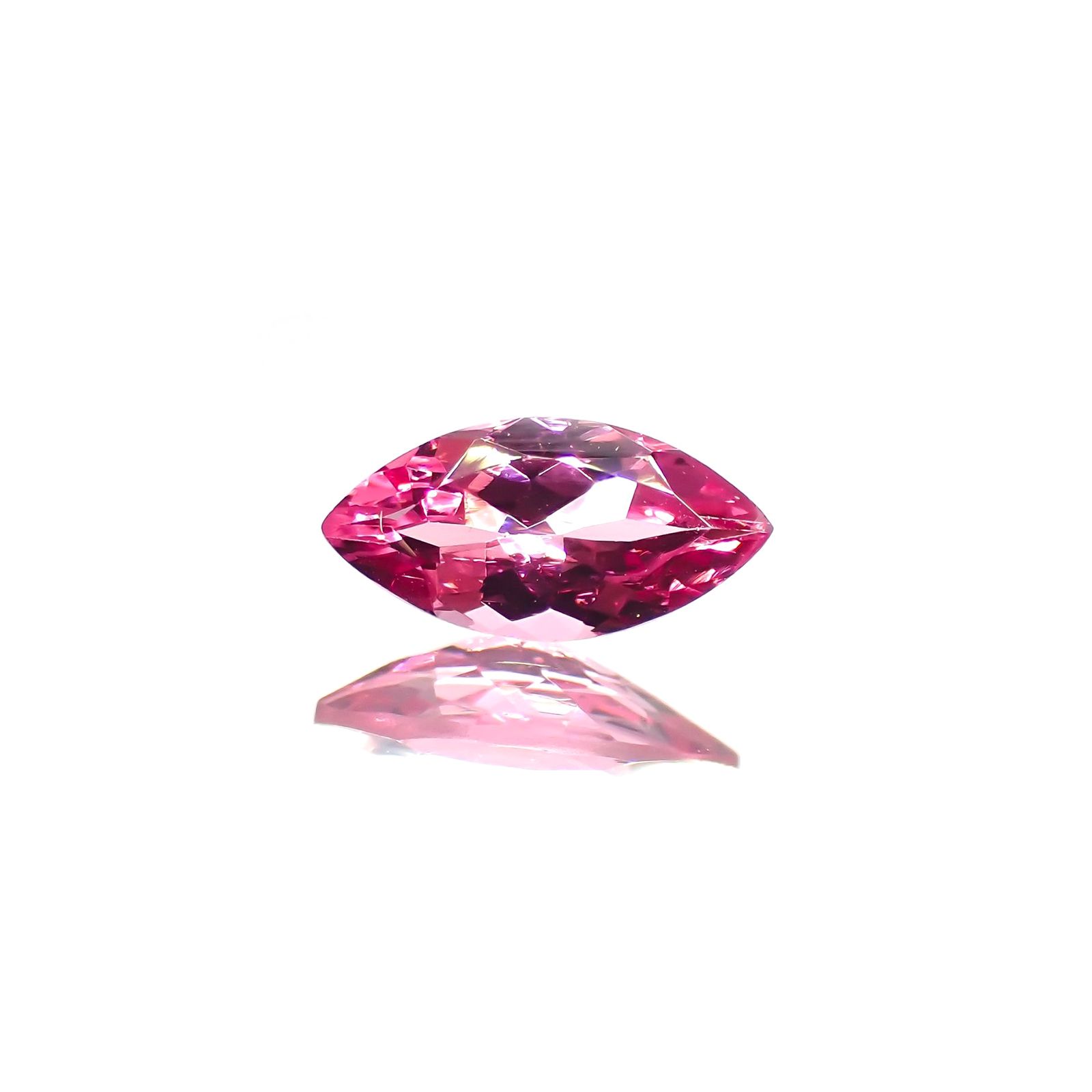 ホットピンクスピネル(宝石名ピンク・スピネル)タンザニア産 識別済 0.35ct / 7x3.4mm前後 [230823040]