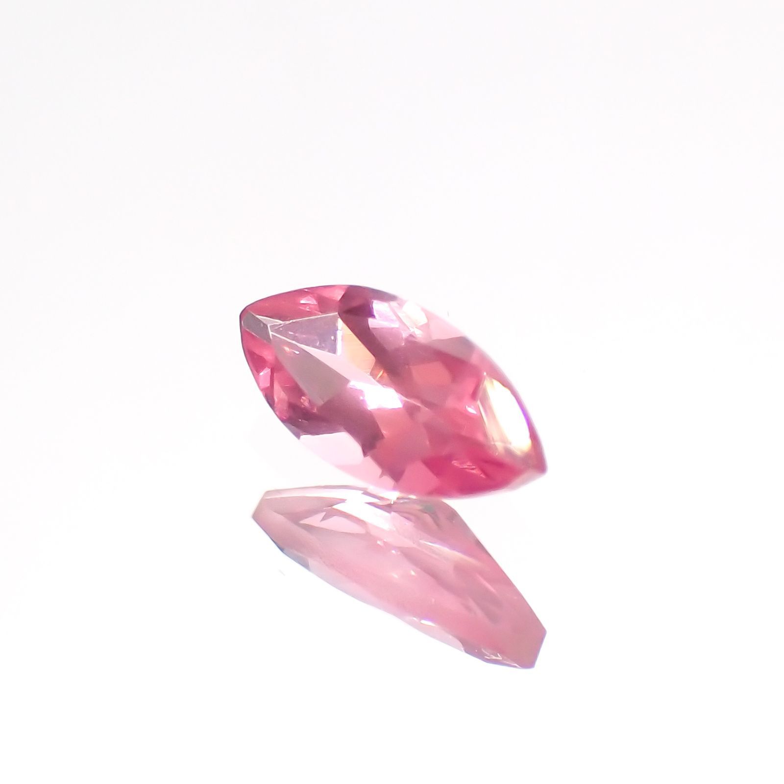 ホットピンクスピネル(宝石名ピンク・スピネル)タンザニア産 0.26ct 識別済[230823041]6.2x2.9mm前後