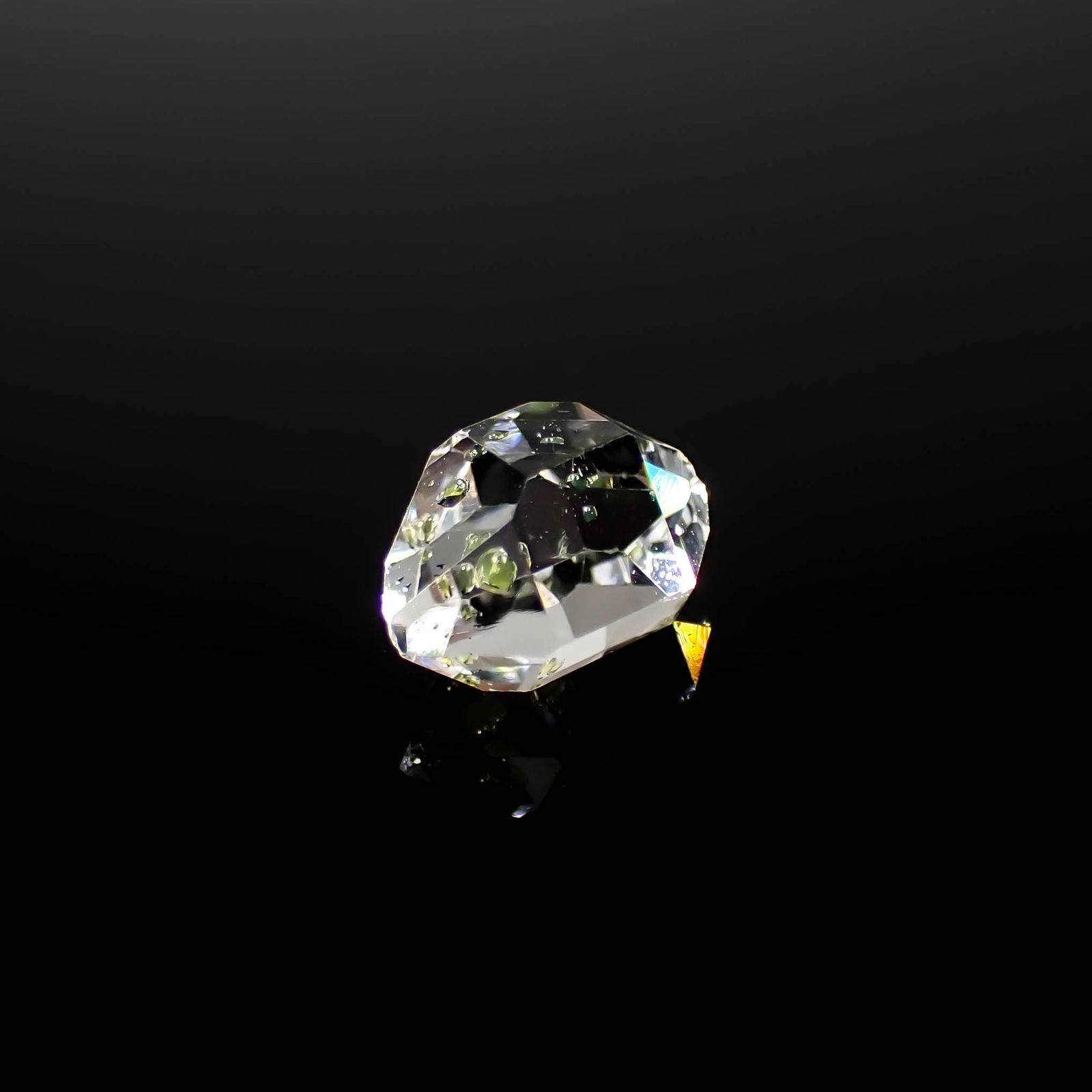オイルインクォーツ原石 パキスタン産 1.81ct[240828668]9.4x6.5mm前後