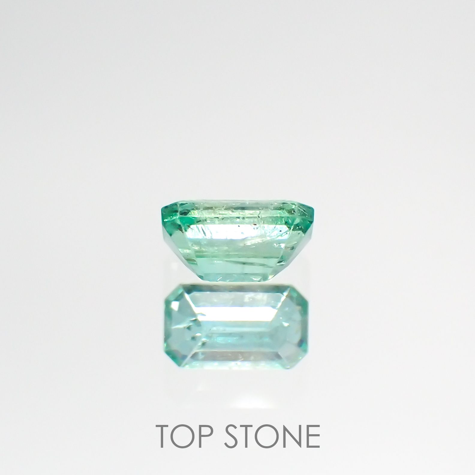 エメラルド(宝石名エメラルド) ザンビア産 0.27ct 識別済[210812993]4.9×2.8mm前後