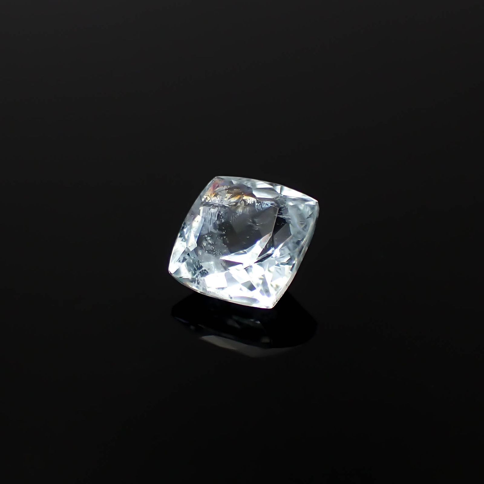 レインボーアクアマリン ブラジル産 1.30ct [250330152]6.9x6.8mm前後