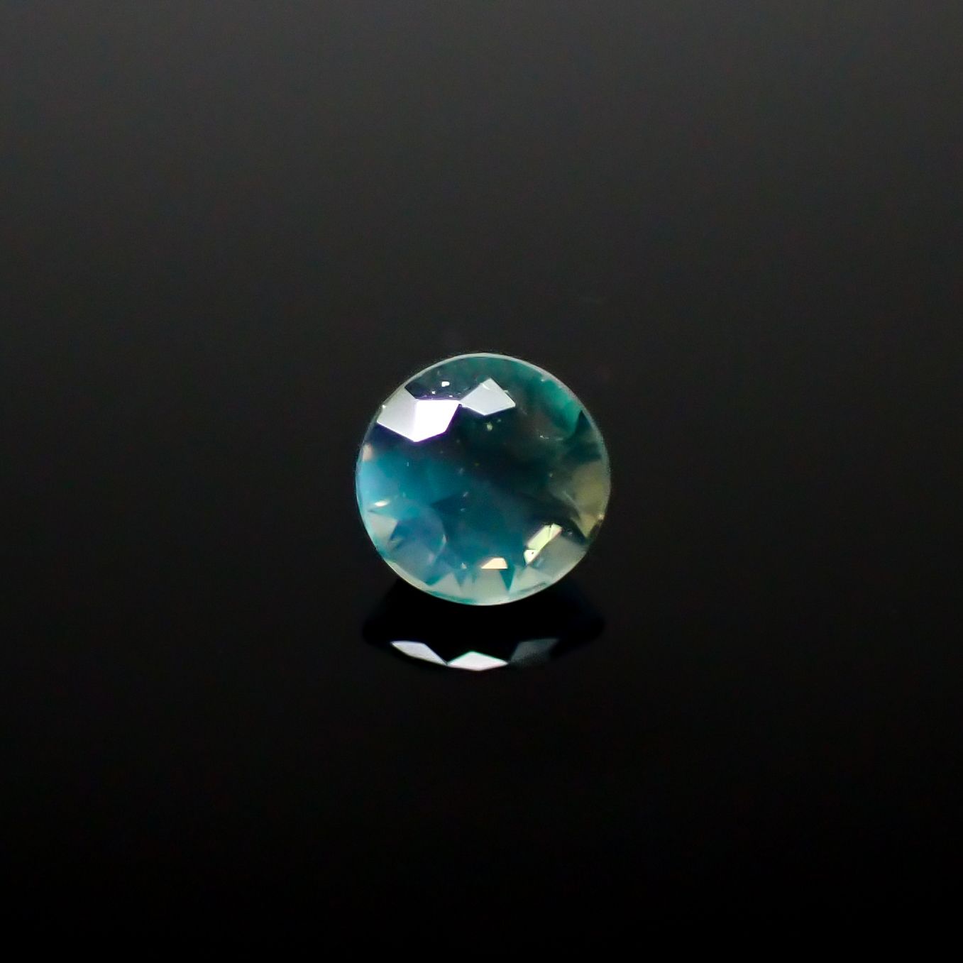 アレキサンドライトキャッツアイ ブラジル・ミナスジェライス州ヘマチタ鉱山産 0.076ct[240929039]2.4x2.4mm前後