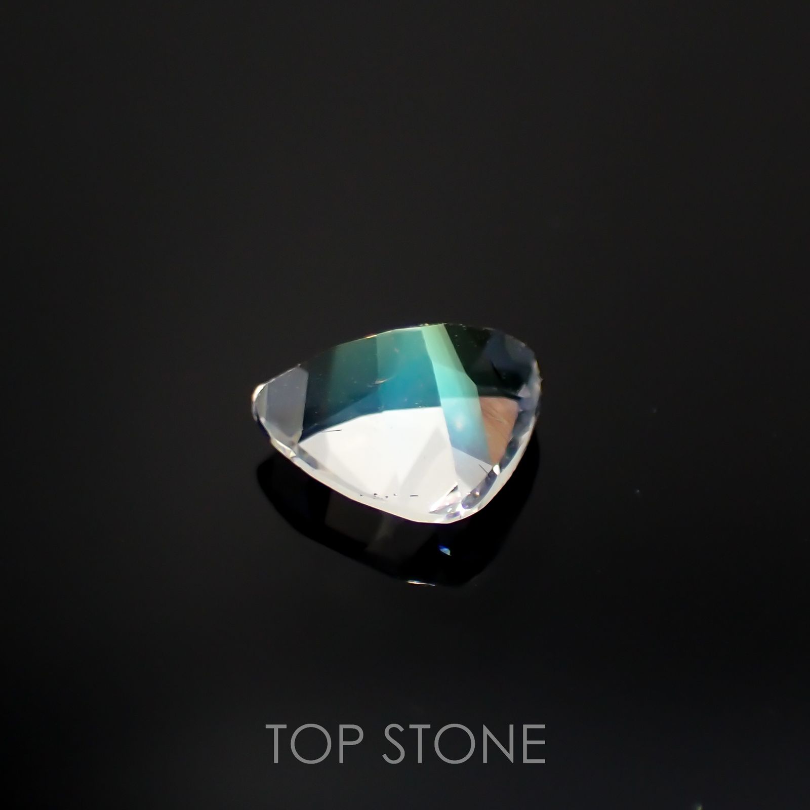 レインボームーンストーン(宝石名ラブラドライト)マダガスカル産 0.54ct 識別済[221119175]5.3x6.1mm前後