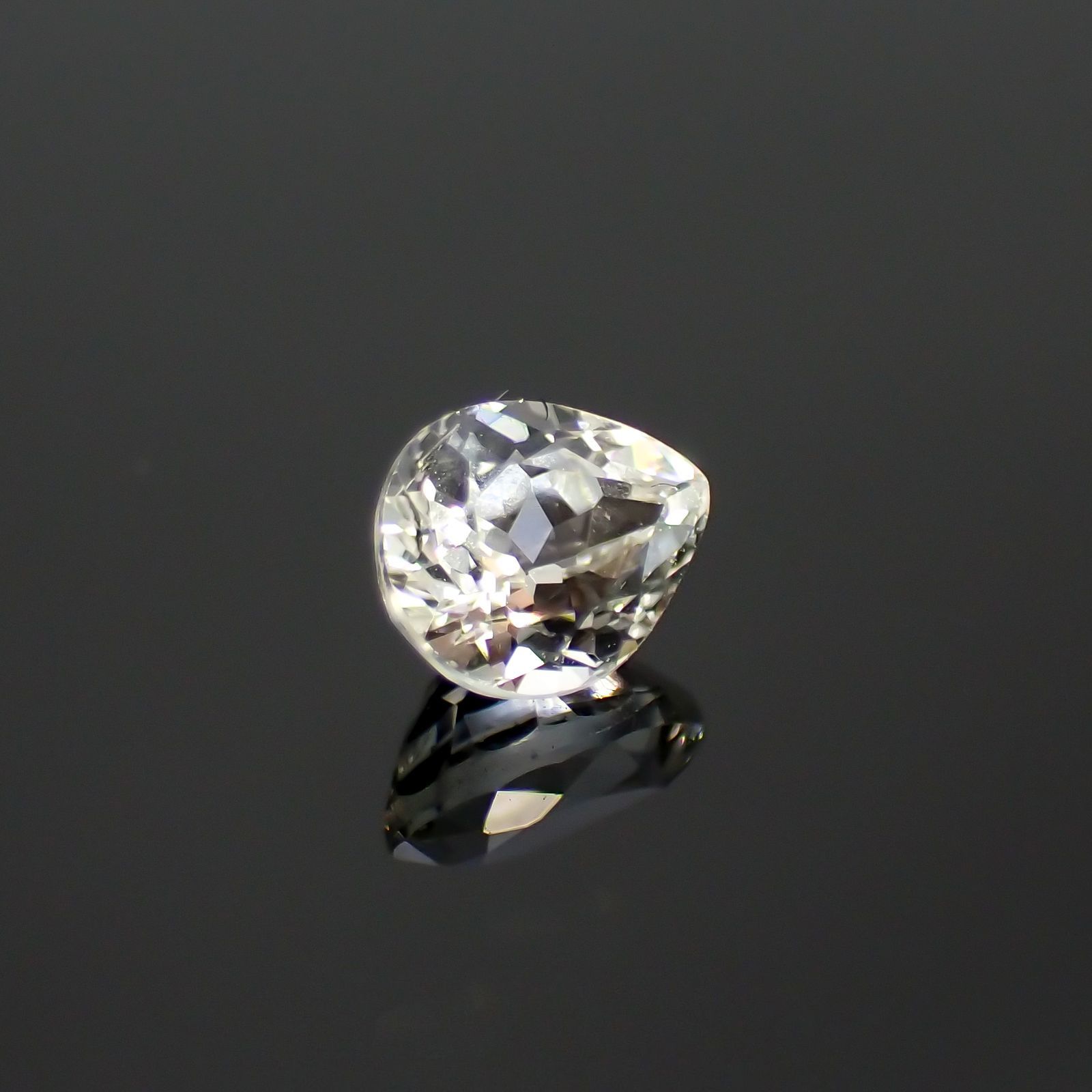 リューコガーネット(宝石名ホワイト グロッシュラー・ガーネット)ビルマ産 0.39ct 識別済[220616320]4.8x3.8mm前後