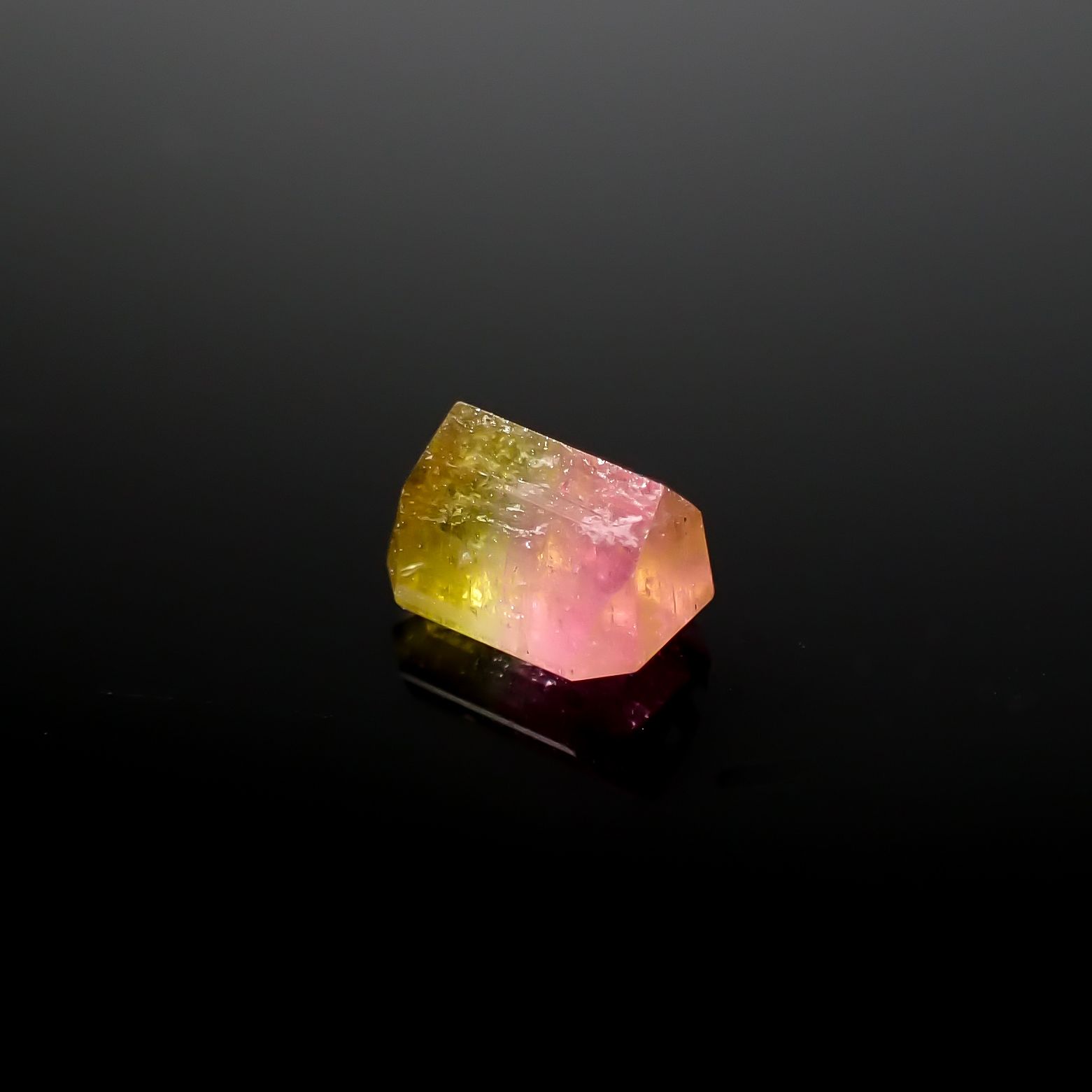 バイカラートルマリン アフガニスタン産 0.68ct [241029405]5.3x4mm前後