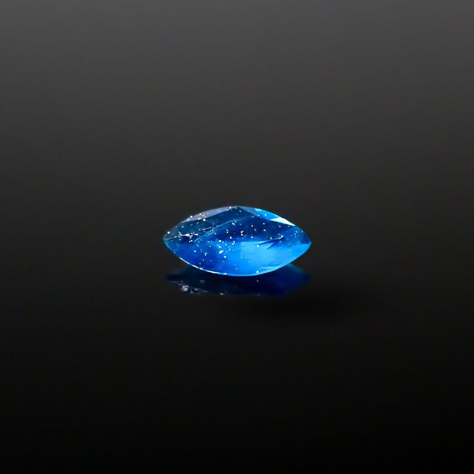 アウイナイト フルオレッセンス(宝石名アウイナイト)ドイツ産 識別済 0.052ct / 4.3x2.1mm前後 [240628310]
