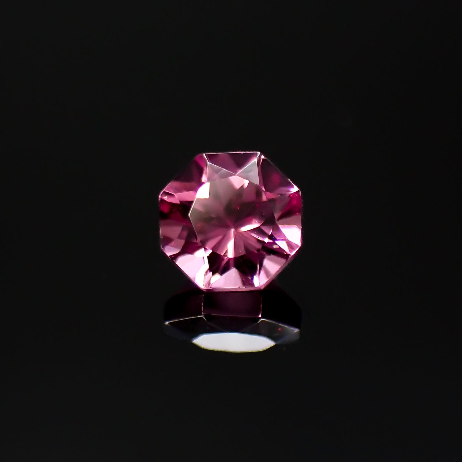 ◇オクタゴンカット◇カラーシフトマラヤガーネットSA(宝石名ガーネット)タンザニア産 0.38ct 識別済[220918045]4x3.9mm前後