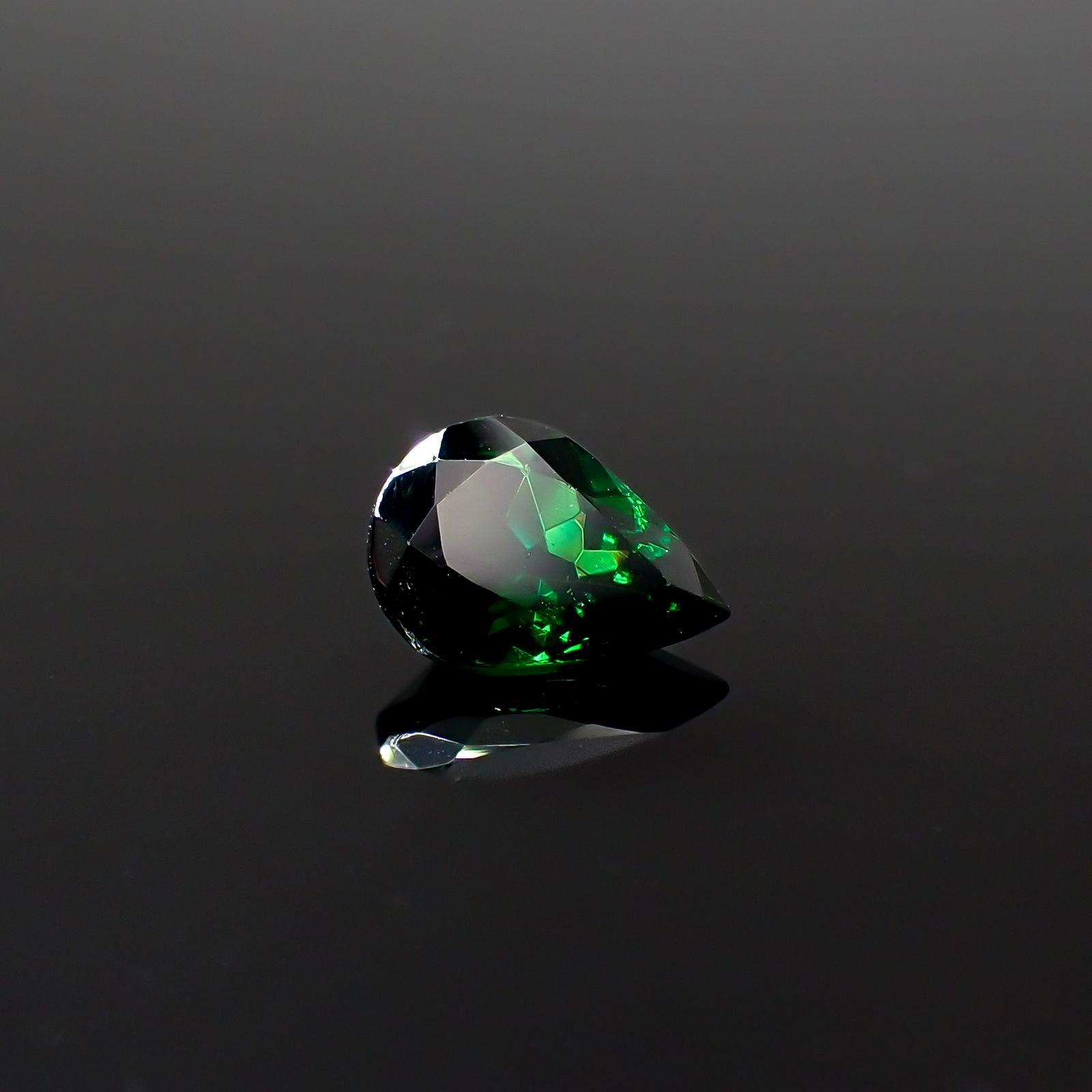 ツァボライト(宝石名グリーン グロッシュラー・ガーネット)タンザニア産 0.692ct ソ付(彩珠)[231224571]6.8x4.8mm前後