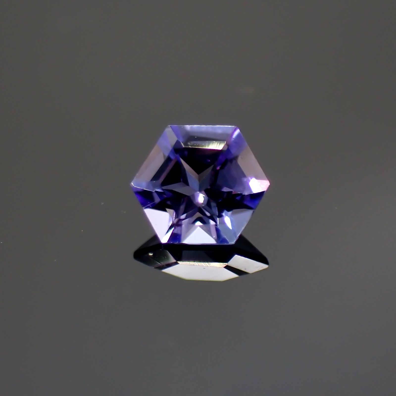 ◇ヘキサゴンカット◇タンザナイト(宝石名タンザナイト)タンザニア産 0.27ct 識別済[220113852]4.1x4mm前後