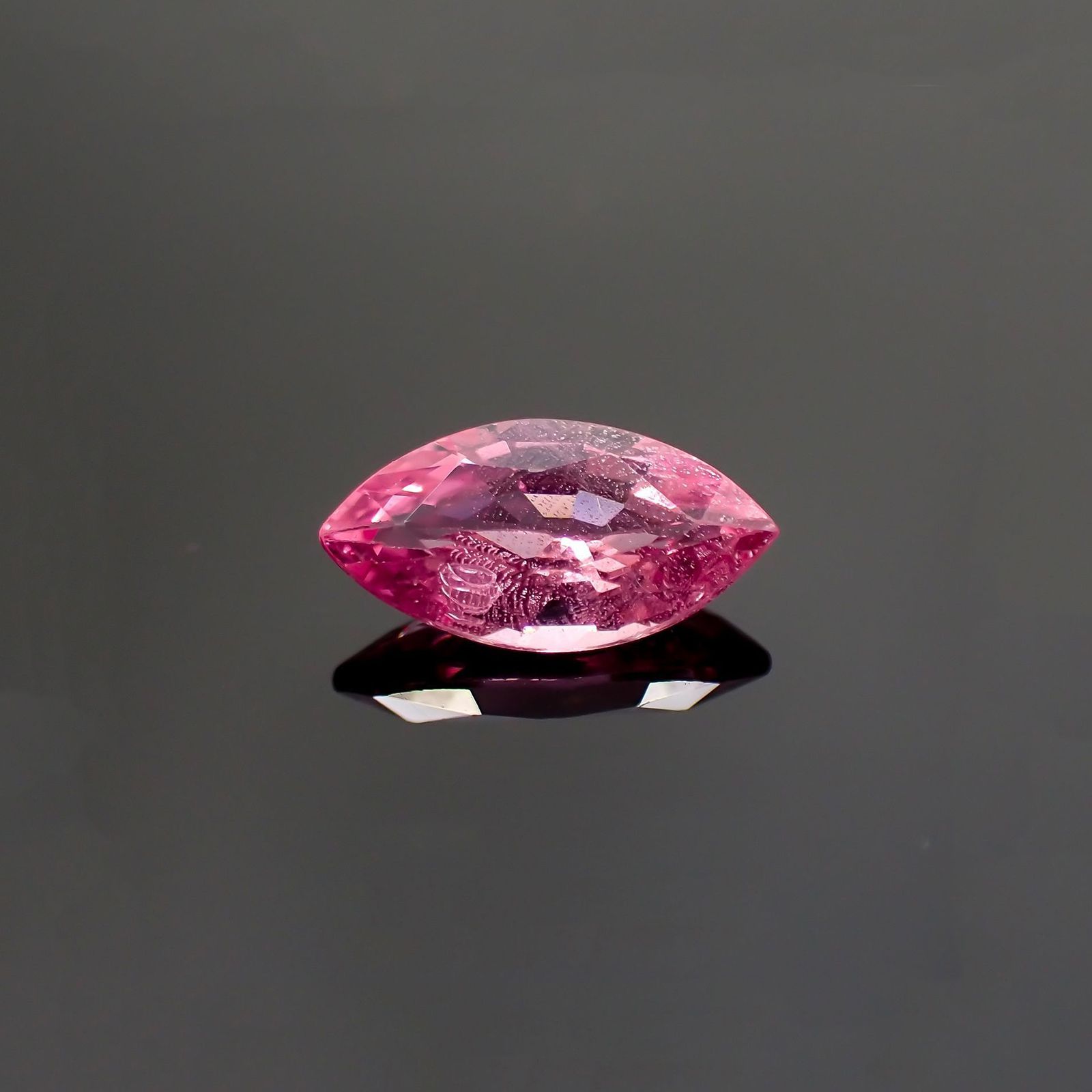 ホットピンクスピネル(宝石名ピンク・スピネル)タンザニア産 ソ付(彩珠) 1.210ct / 10x5.2mm前後 [231124094]