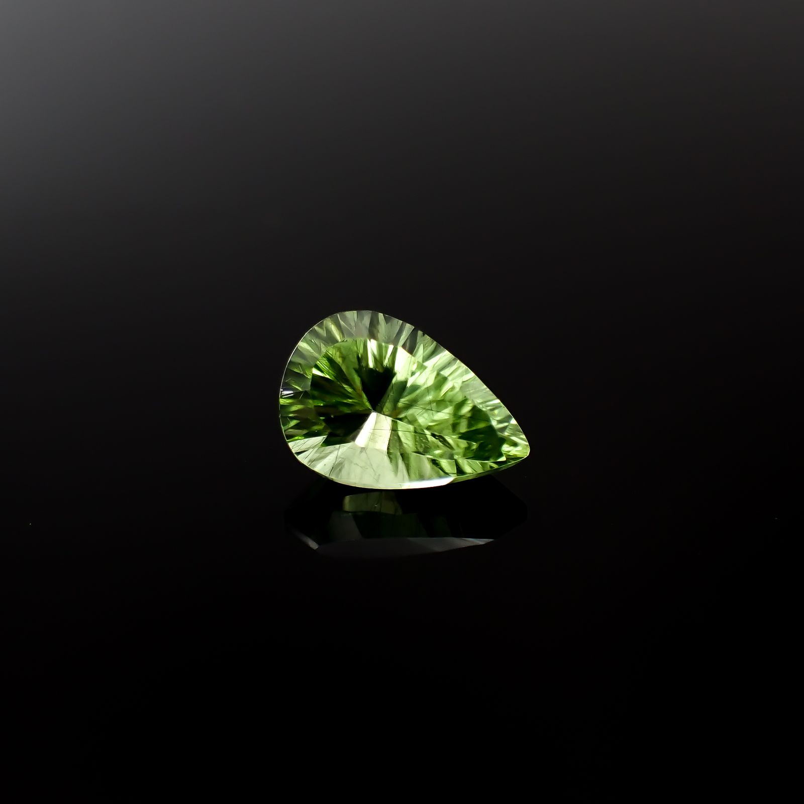 ◇コンケーブカット◇ルドウィジャイトインペリドット パキスタン産 3.04ct[240628422]11.5x7.8mm前後