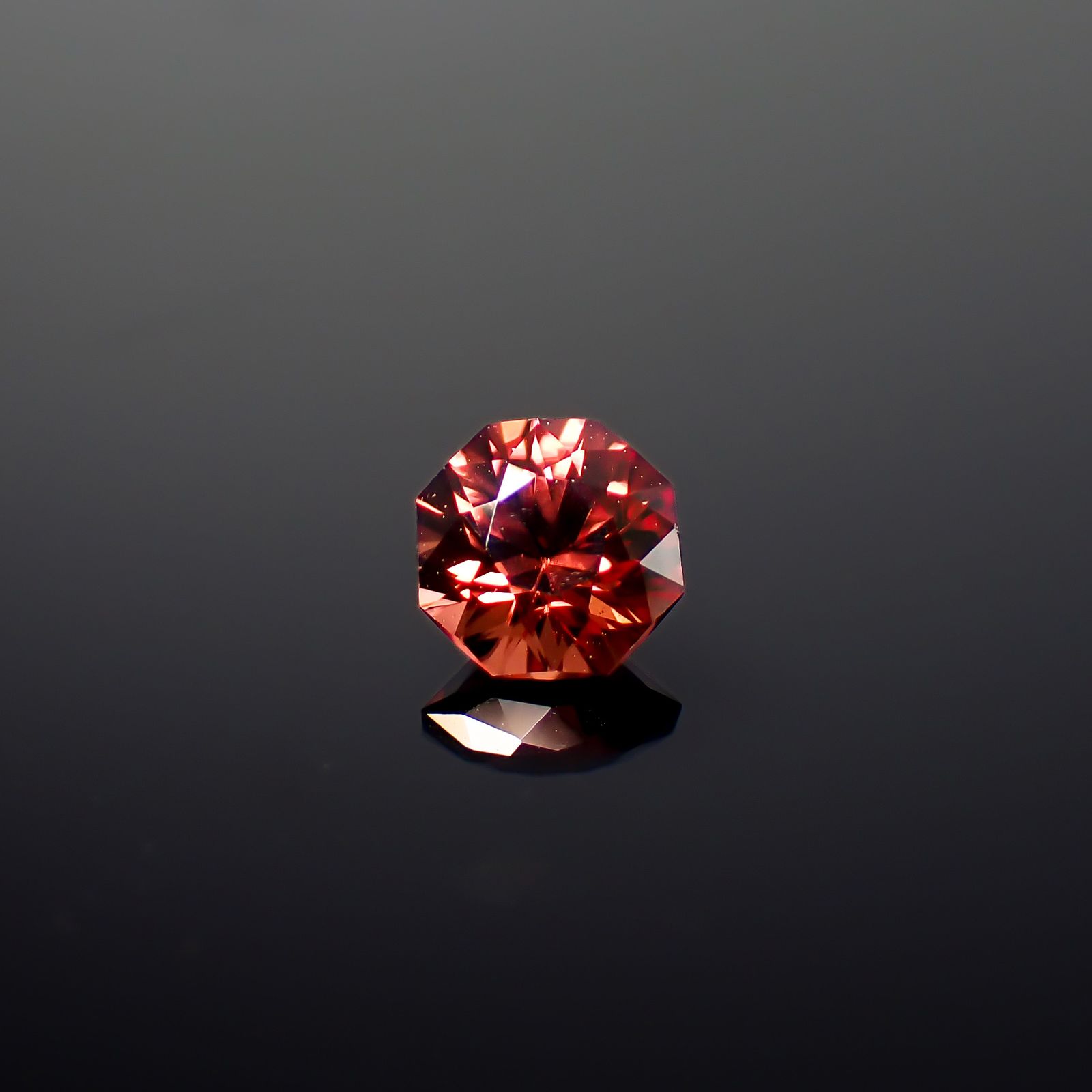 ◇オクタゴンカット◇レッドジルコン(宝石名ジルコン)スリランカ/カンボジア産 識別済 0.73ct / 5x4.9mm前後 [260732552]
