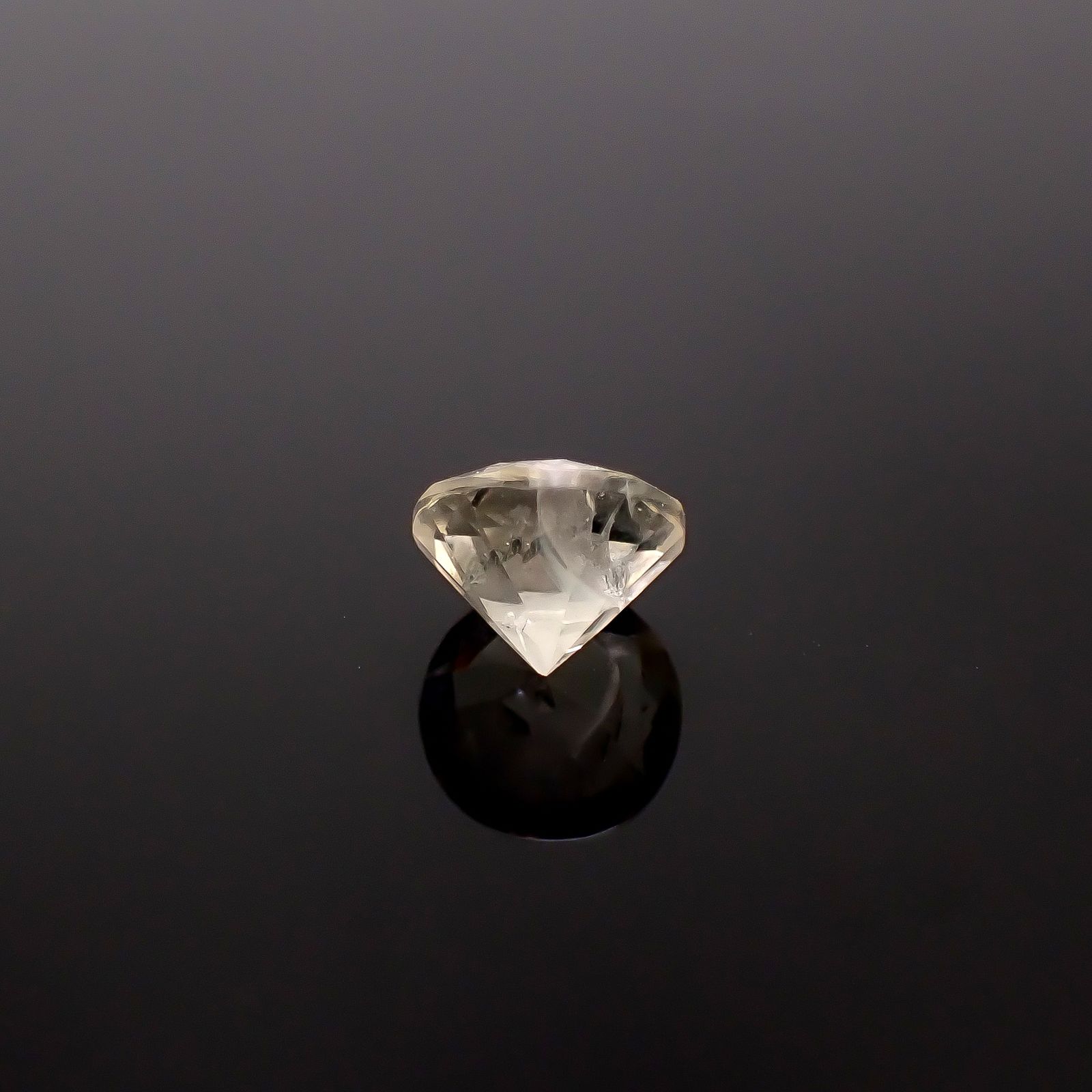 リューサイト 遊色効果あり イタリア産 0.69ct / 6x6mm前後 [260131560]