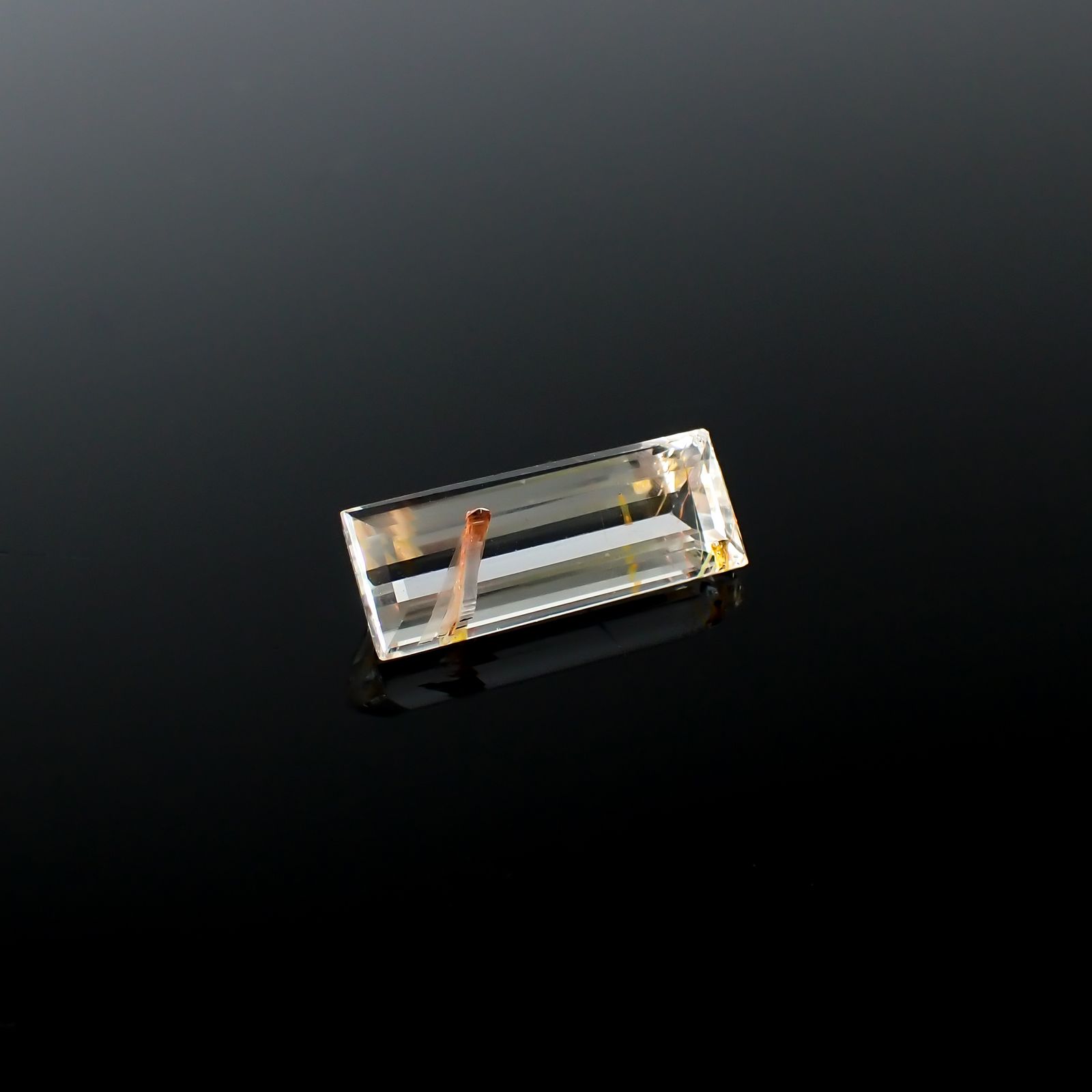 ニードルイントパーズ(チューブイントパーズ) ブラジル・ミナスジェライス州産 9.86ct[240225882]20x7.4mm前後
