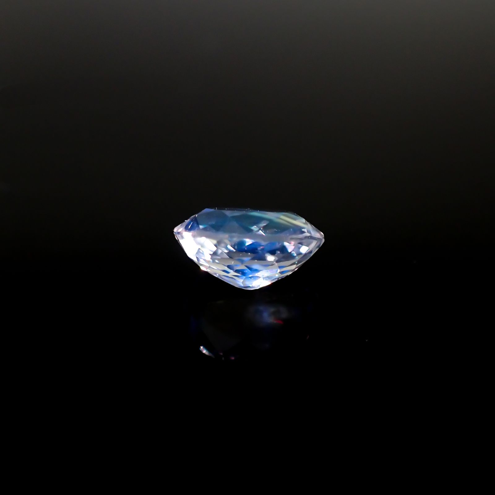 レインボームーンストーン(宝石名ラブラドライト)マダガスカル産 1.533ct ソ付(彩珠)[240326936]8.4x6.6mm前後