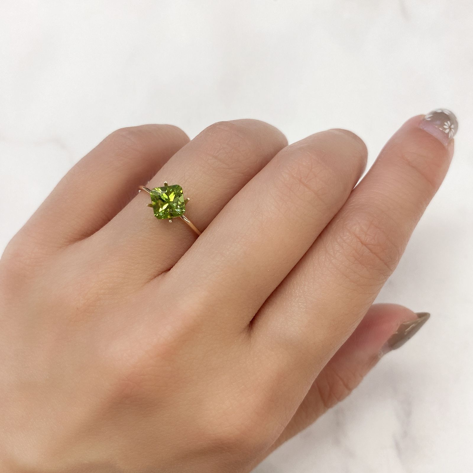 ◇アッシャーカット◇ペリドット(宝石名ペリドット) パキスタン産 1.37ct 識別済[210913485]6×6mm前後