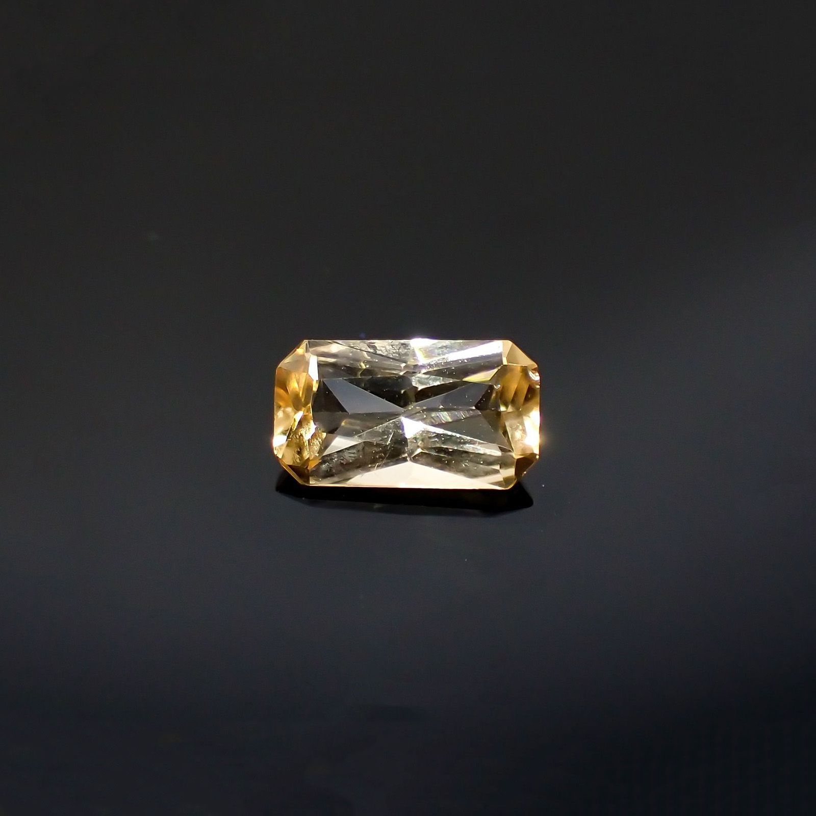 インペリアルトパーズ(宝石名トパーズ)ブラジル産 識別済 0.64ct / 7.6x4.2mm前後 [220114964]