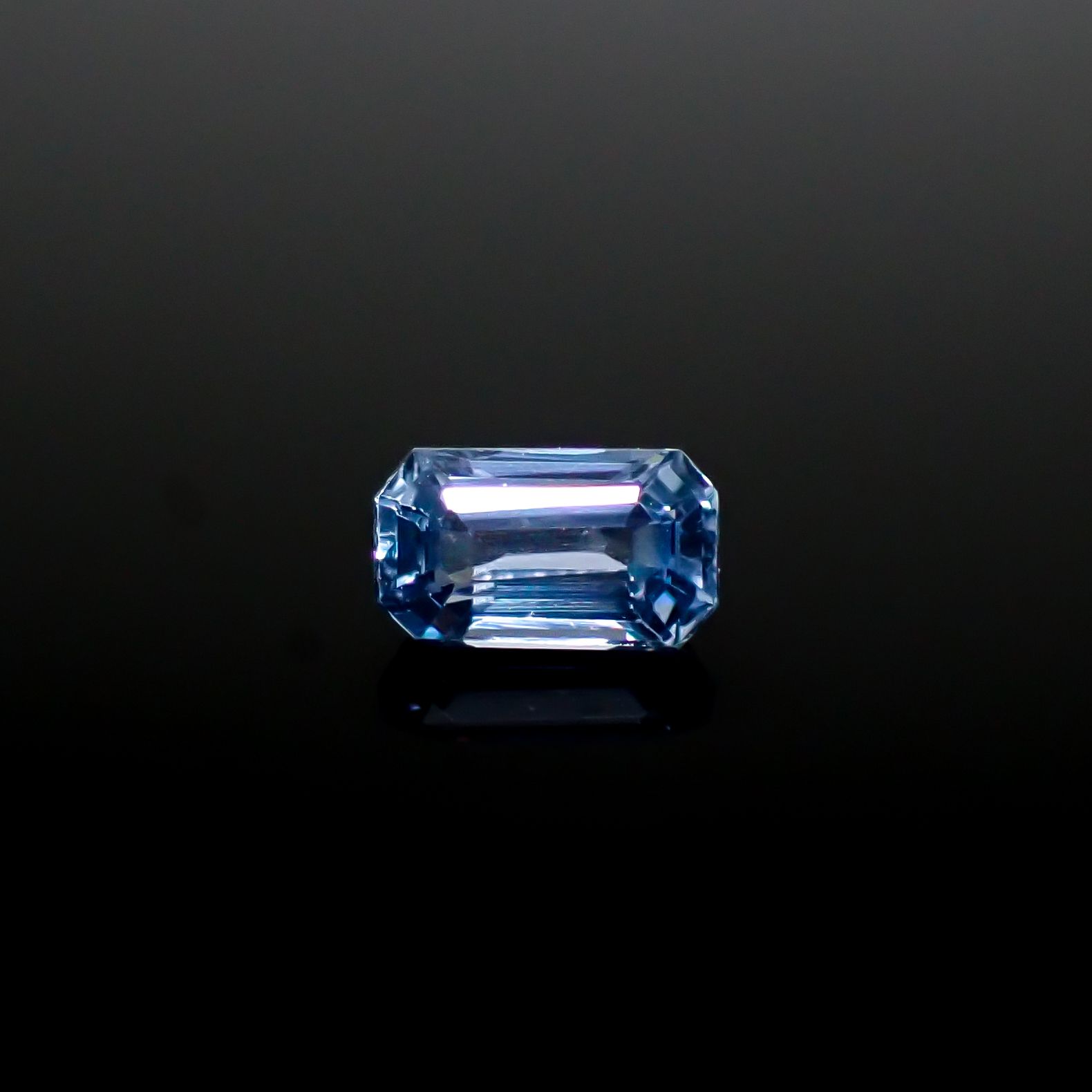 アイスブルーサファイア スリランカ産 0.45ct [241229588]5.3x3.1mm前後