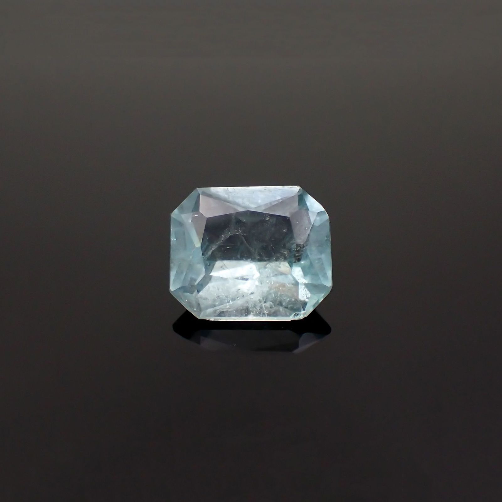 ユークレース(宝石名ブルー・ユークレース)コロンビア産 ソ付(彩珠) 1.989ct / 8.6x7.3mm前後 [221018680]
