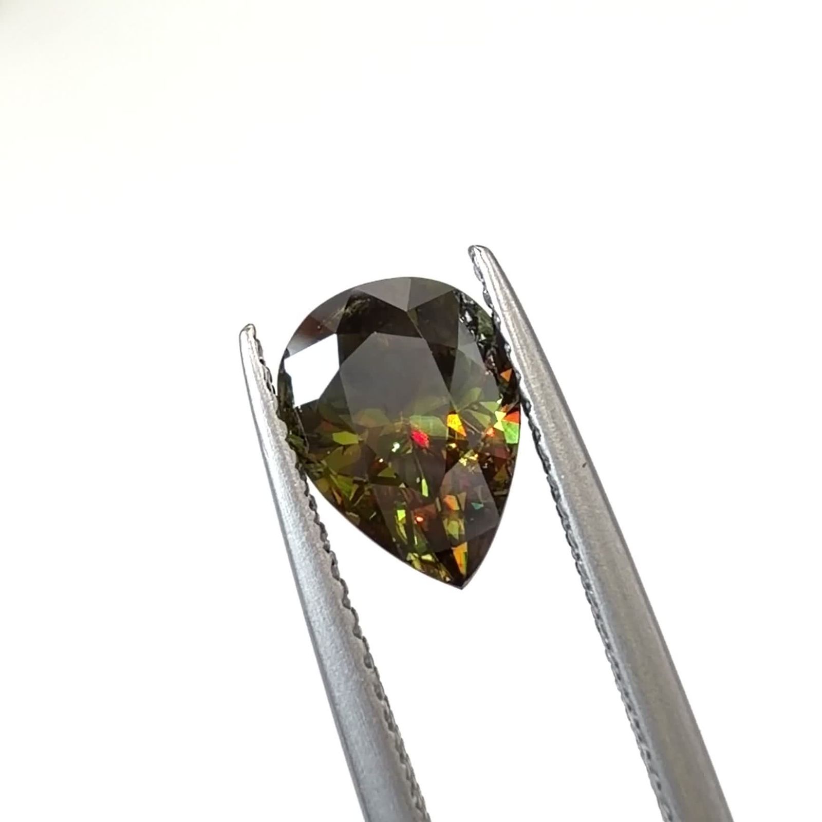 カラーチェンジスフェーン パキスタン産 1.78ct / 9.1x6.8mm前後
