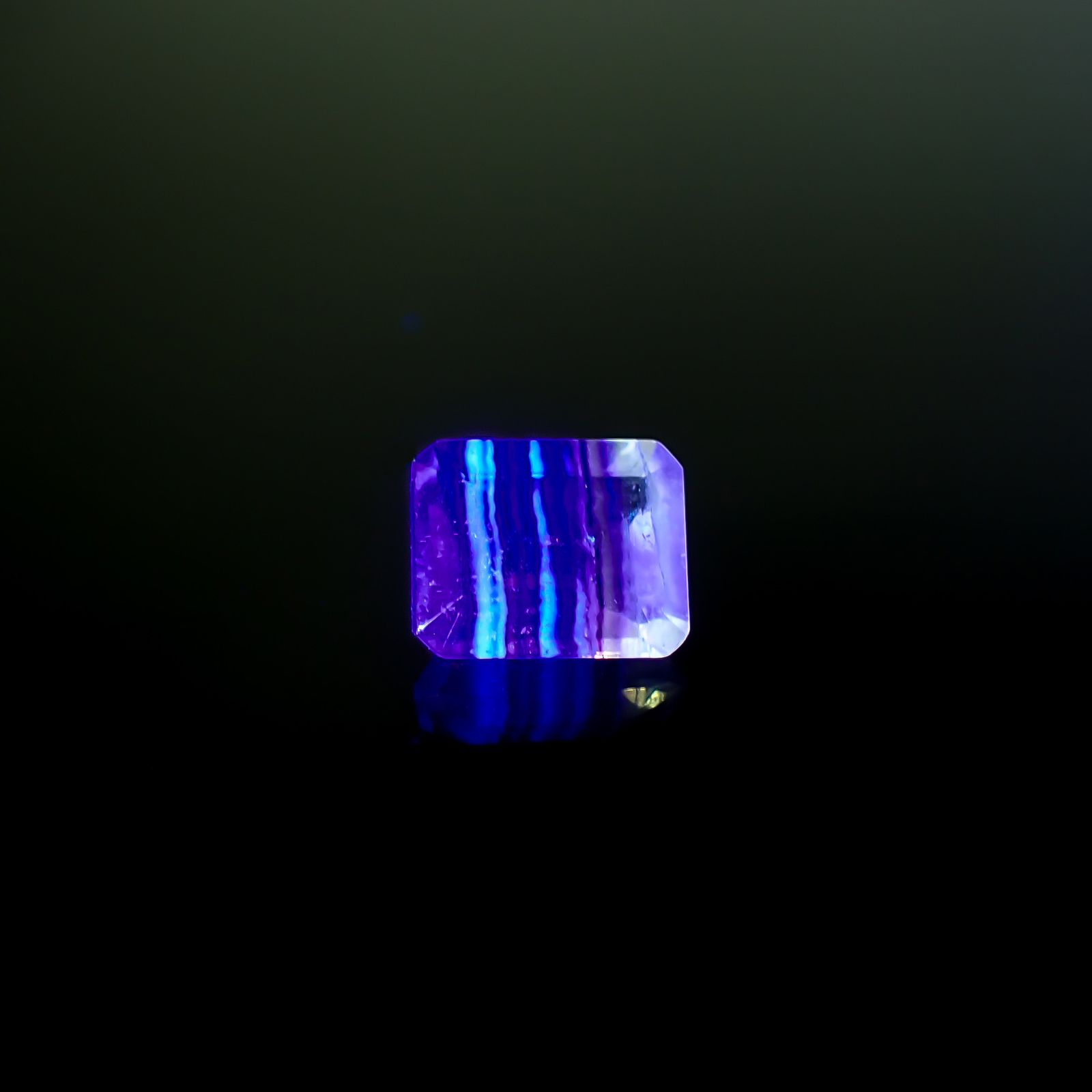 パーティカラーフローライト フルオレッセンス ブラジル産 3.41ct / 9.8x8mm前後 [260932778]