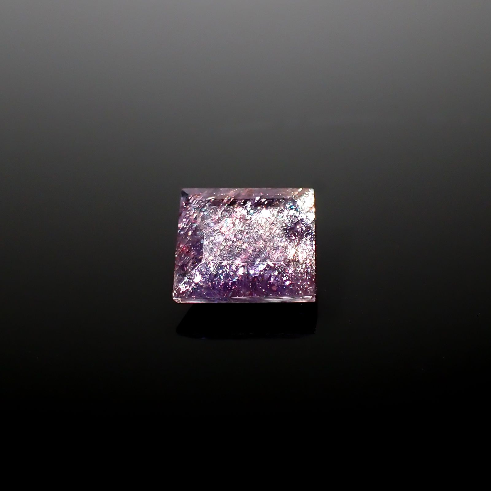 ブラッドショットアイオライト インド産 1.89ct [241129461]8.2x7.4mm前後