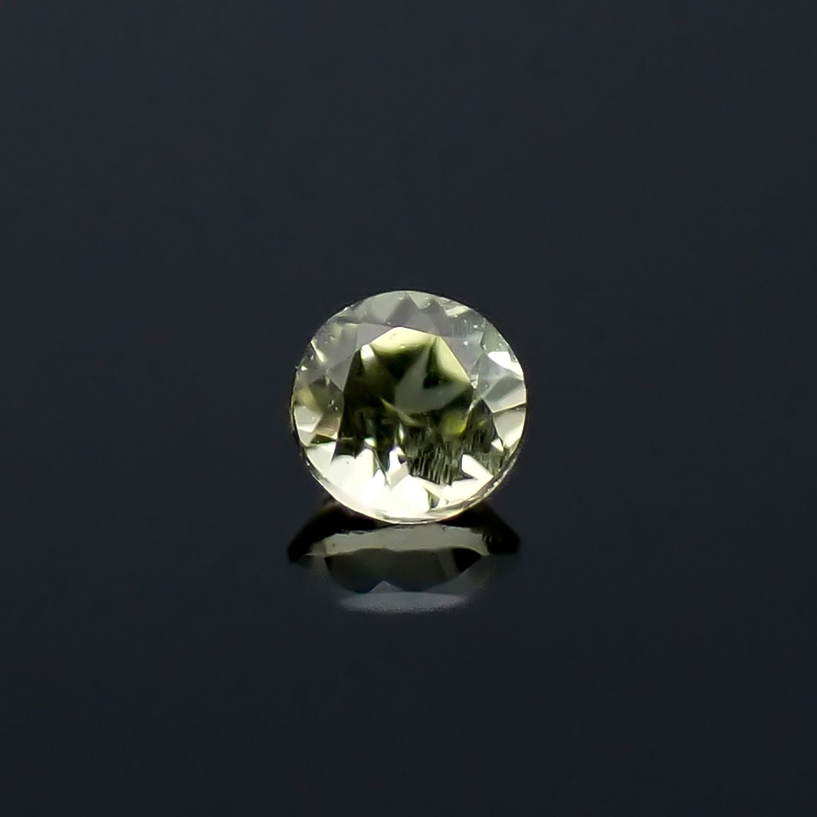 パラサイティックペリドット 採取地:ロシア・セイムチャン 0.024ct / 1.7x1.7mm前後 [260632350]