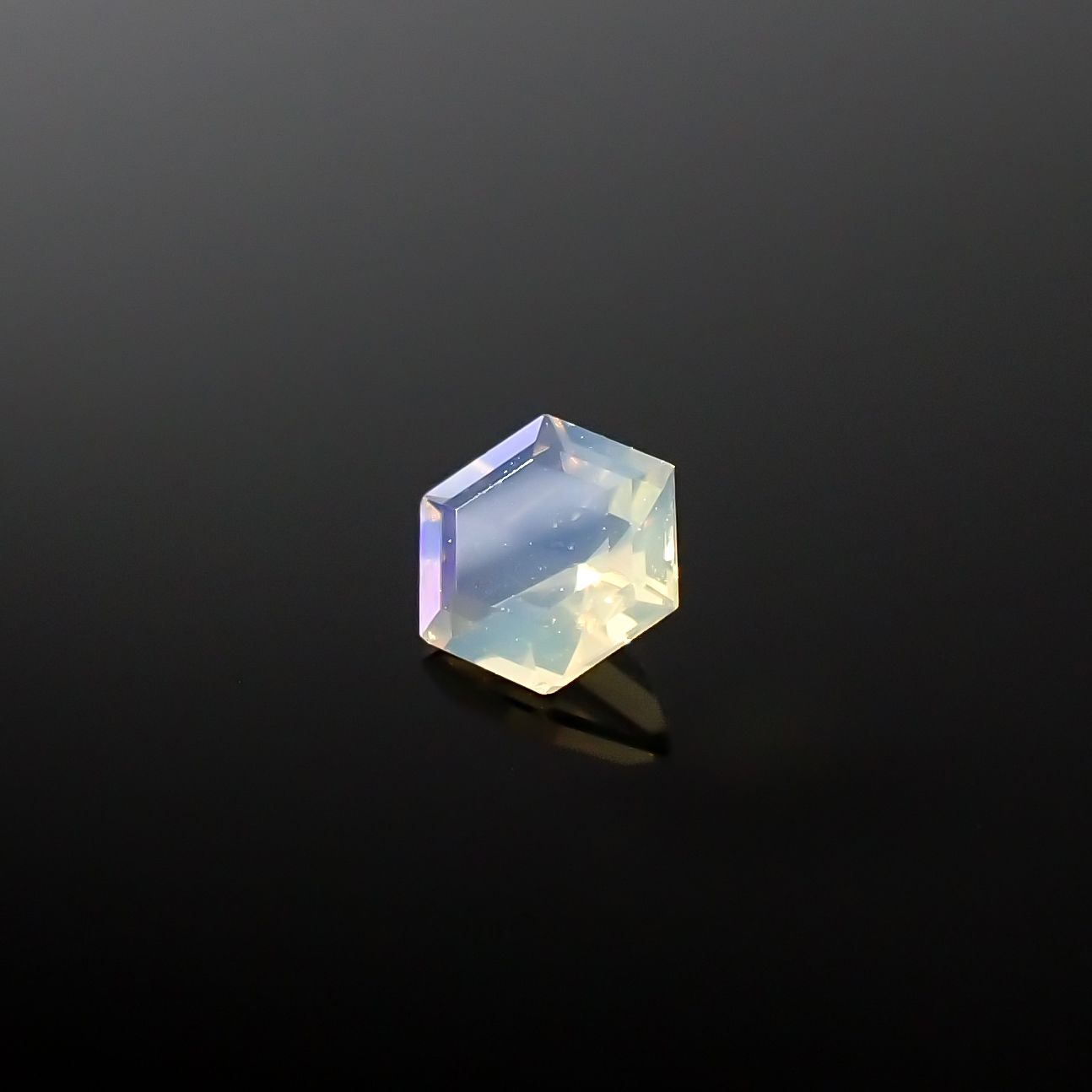 ◇ヘキサゴンカット◇エチオピアオパール エチオピア産 0.085ct[240226207]3.4x3.2mm前後