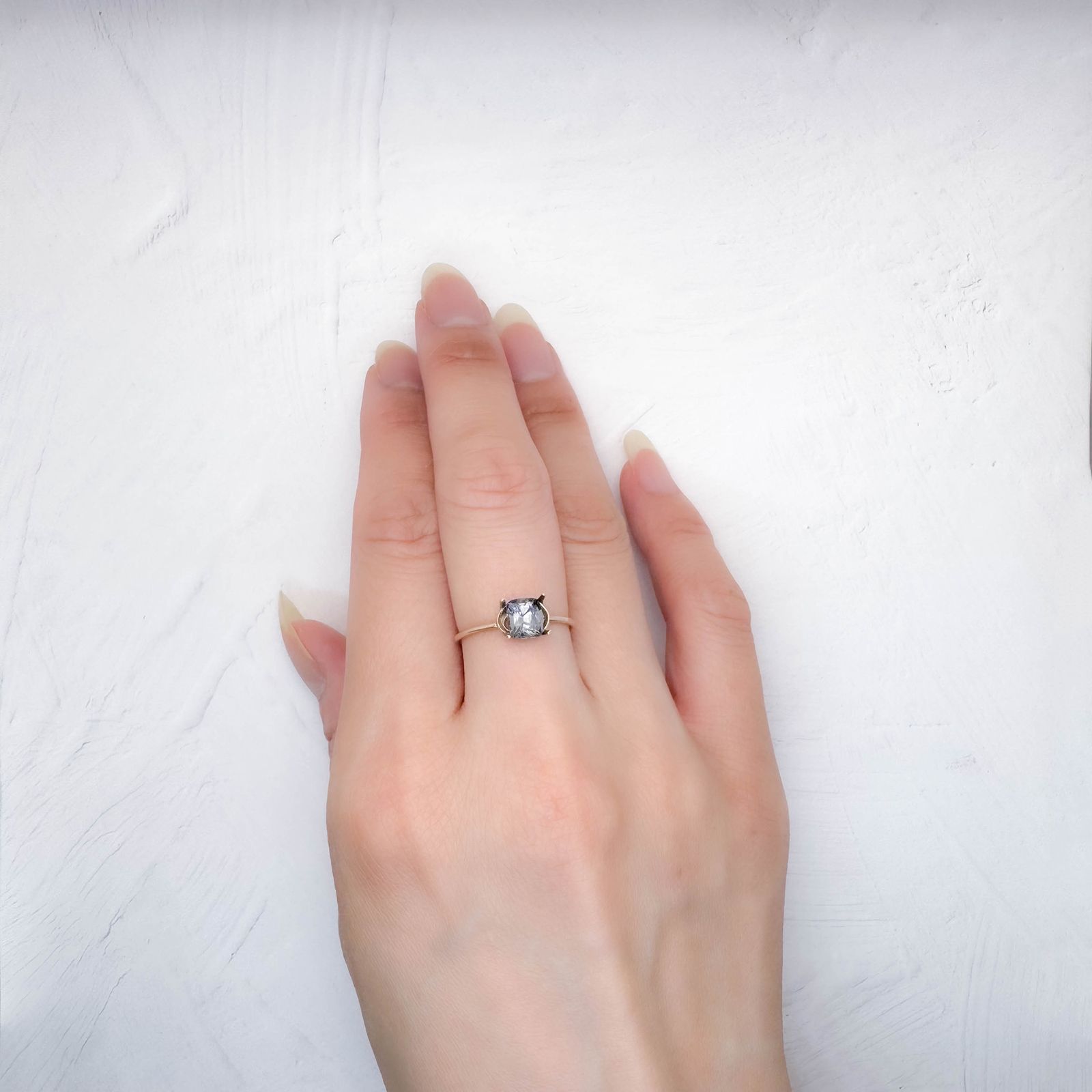プラチナスピネル(宝石名スピネル)ビルマ産 0.85ct 識別済[250730755]5.8x5mm前後