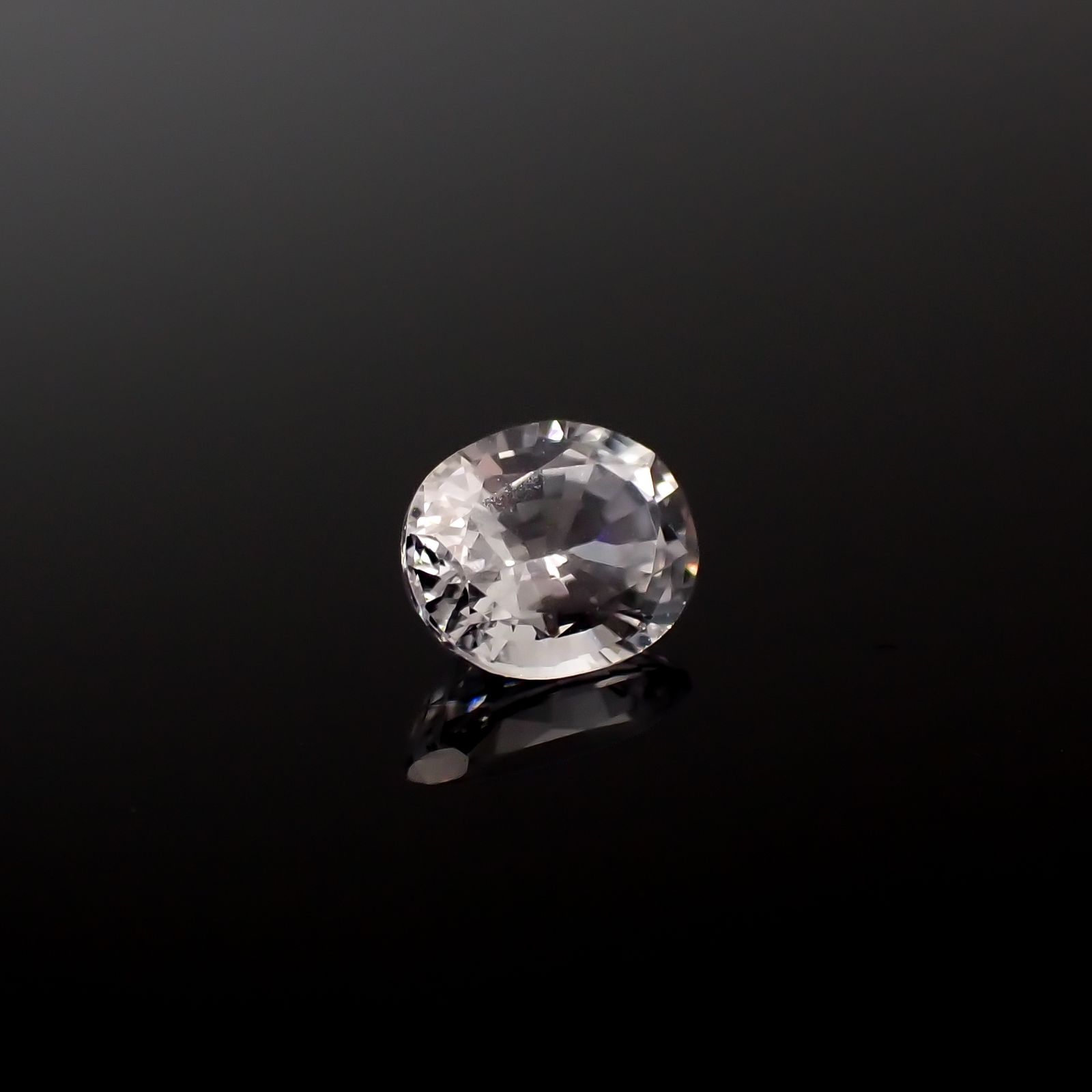 カラーレスサファイア スリランカ産 0.45ct[240527480]5.1x4.1mm前後