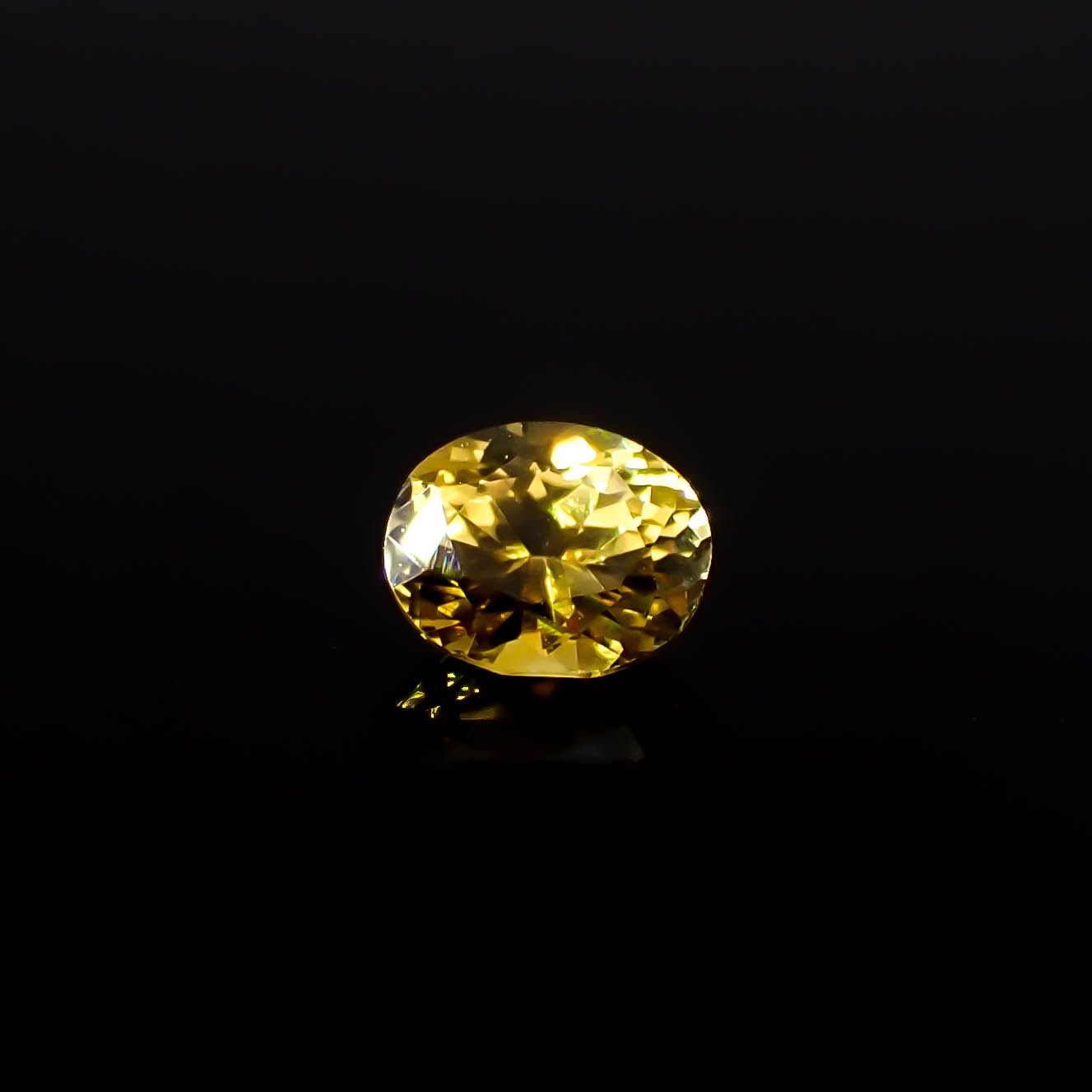 イエローサファイア スリランカ/マダガスカル産 0.34ct / 4.5x3.6mm前後 [250931136]