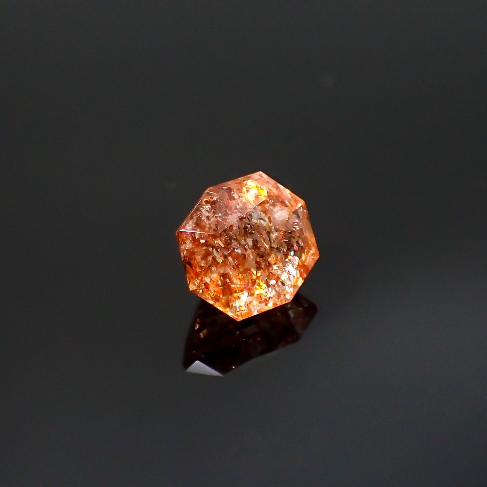 ◇オクタゴンカット◇イリュージョンサンストーン インド産 0.56ct / 5.2x4.8mm前後 [260215492]