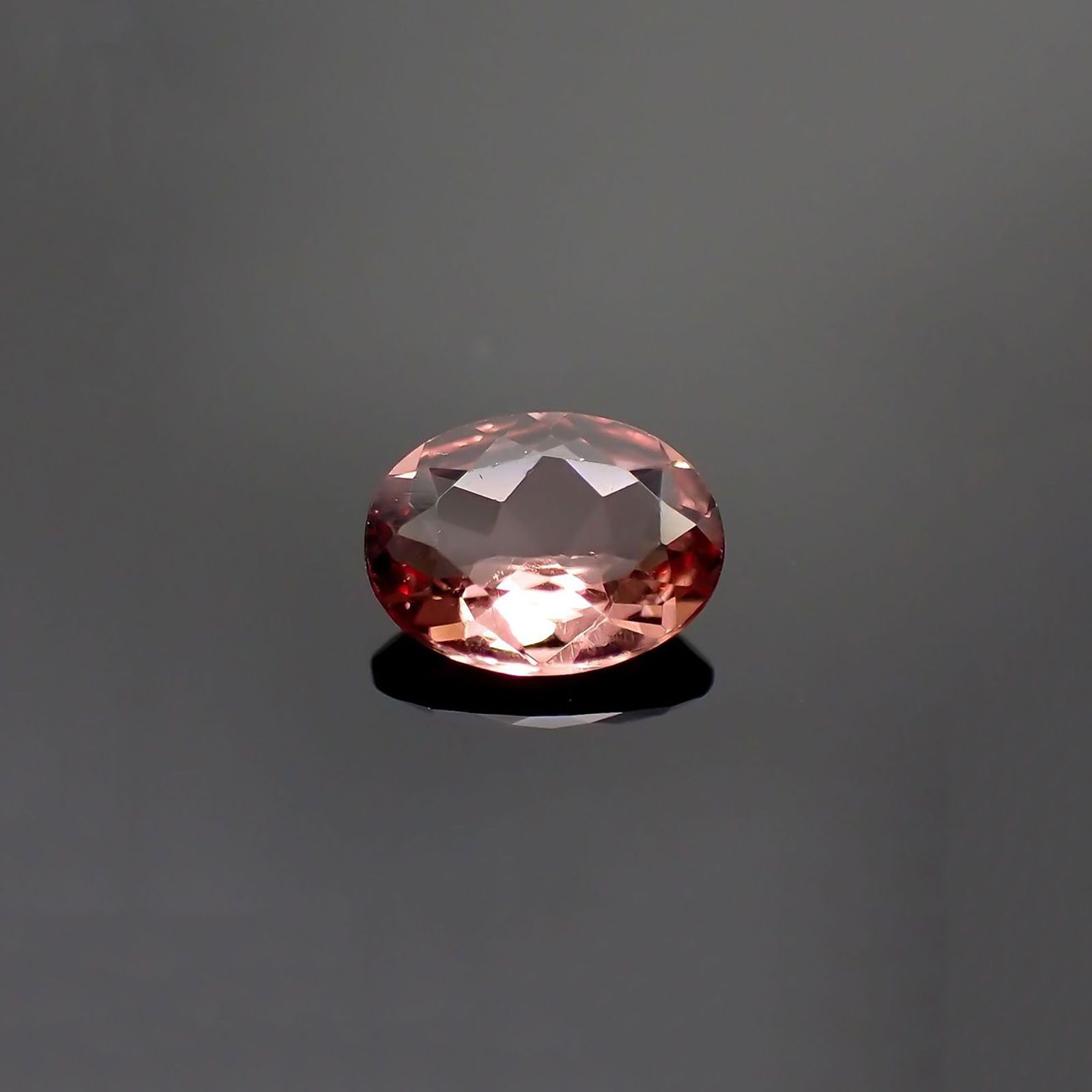 ピンクアパタイト(宝石名アパタイト) ブラジル産 識別済 0.84ct / 7.3×5.5mm前後 [251013007]