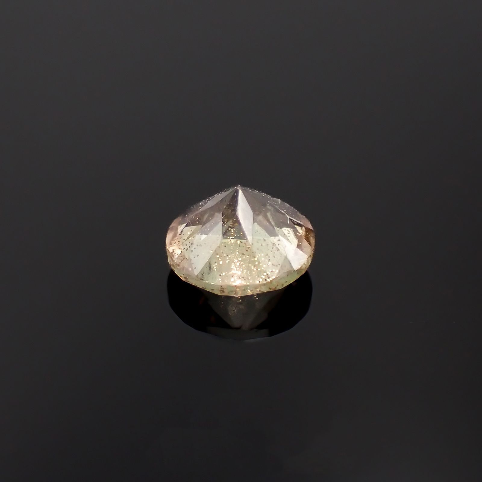 バイカラーオレゴンサンストーン アメリカ・オレゴン州産 0.78ct / 6.1x6mm前後 [230220680]